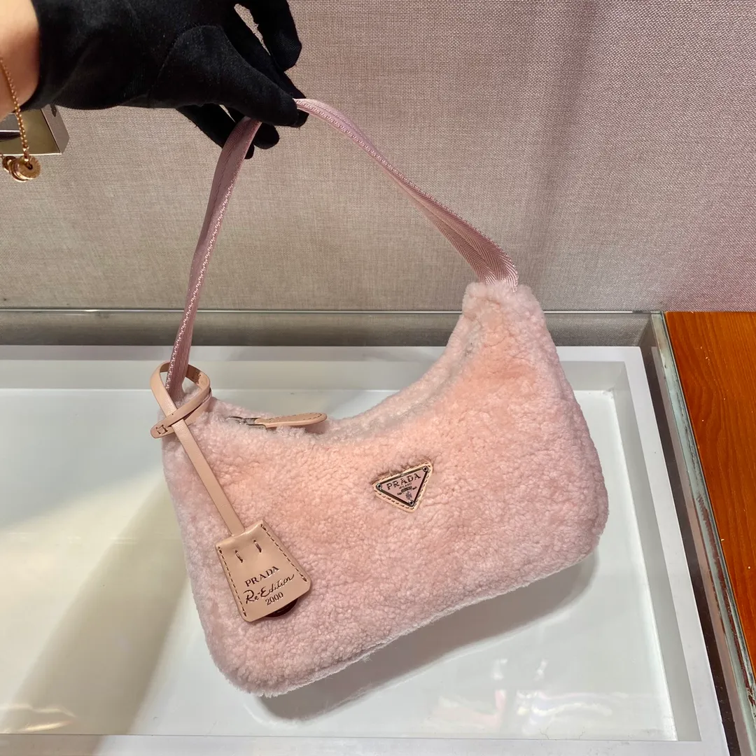 💰860🎉Plush Hobo🎉The design of this Hobo fur bag is another popular style in autumn and winter👏, you can feel its softness through the screen😘I want to hug it so fast The impulse🙊🙊It’s so cute, good-looking and extremely convenient to wear👍It looks great when carried in hand or as an armpit bag😘A must-have in winter, if you like it, hurry up and buy it🎉🎉 Style number: NE515 Length 23x Height 14x Bottom 5cm