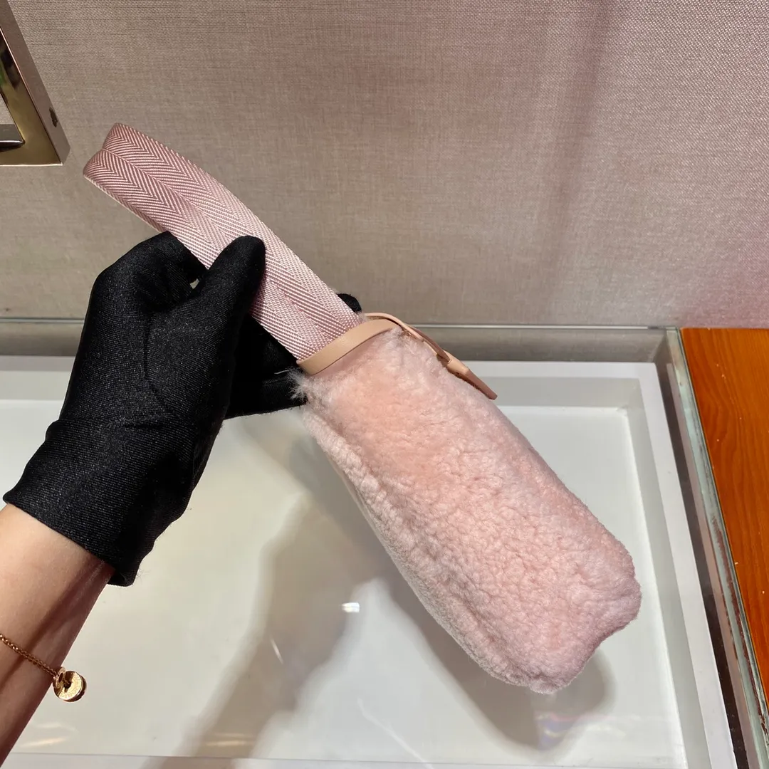 💰860🎉Plush Hobo🎉The design of this Hobo fur bag is another popular style in autumn and winter👏, you can feel its softness through the screen😘I want to hug it so fast The impulse🙊🙊It’s so cute, good-looking and extremely convenient to wear👍It looks great when carried in hand or as an armpit bag😘A must-have in winter, if you like it, hurry up and buy it🎉🎉 Style number: NE515 Length 23x Height 14x Bottom 5cm
