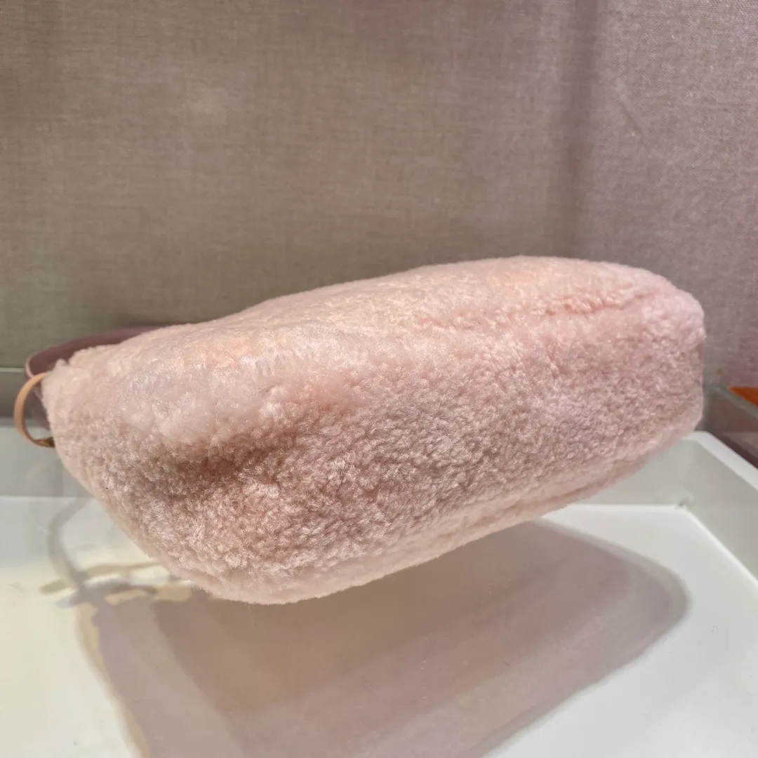 💰860🎉Plush Hobo🎉The design of this Hobo fur bag is another popular style in autumn and winter👏, you can feel its softness through the screen😘I want to hug it so fast The impulse🙊🙊It’s so cute, good-looking and extremely convenient to wear👍It looks great when carried in hand or as an armpit bag😘A must-have in winter, if you like it, hurry up and buy it🎉🎉 Style number: NE515 Length 23x Height 14x Bottom 5cm