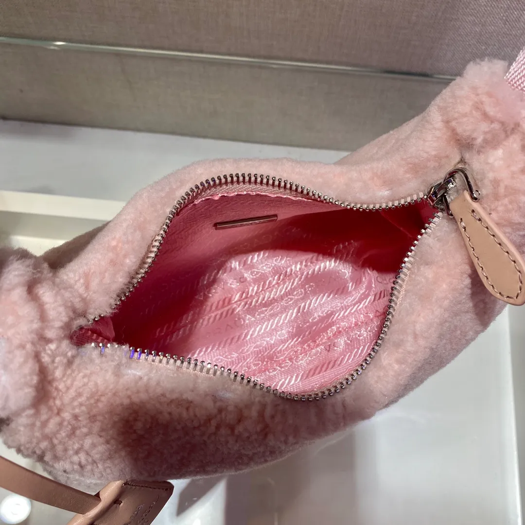 💰860🎉Plush Hobo🎉The design of this Hobo fur bag is another popular style in autumn and winter👏, you can feel its softness through the screen😘I want to hug it so fast The impulse🙊🙊It’s so cute, good-looking and extremely convenient to wear👍It looks great when carried in hand or as an armpit bag😘A must-have in winter, if you like it, hurry up and buy it🎉🎉 Style number: NE515 Length 23x Height 14x Bottom 5cm