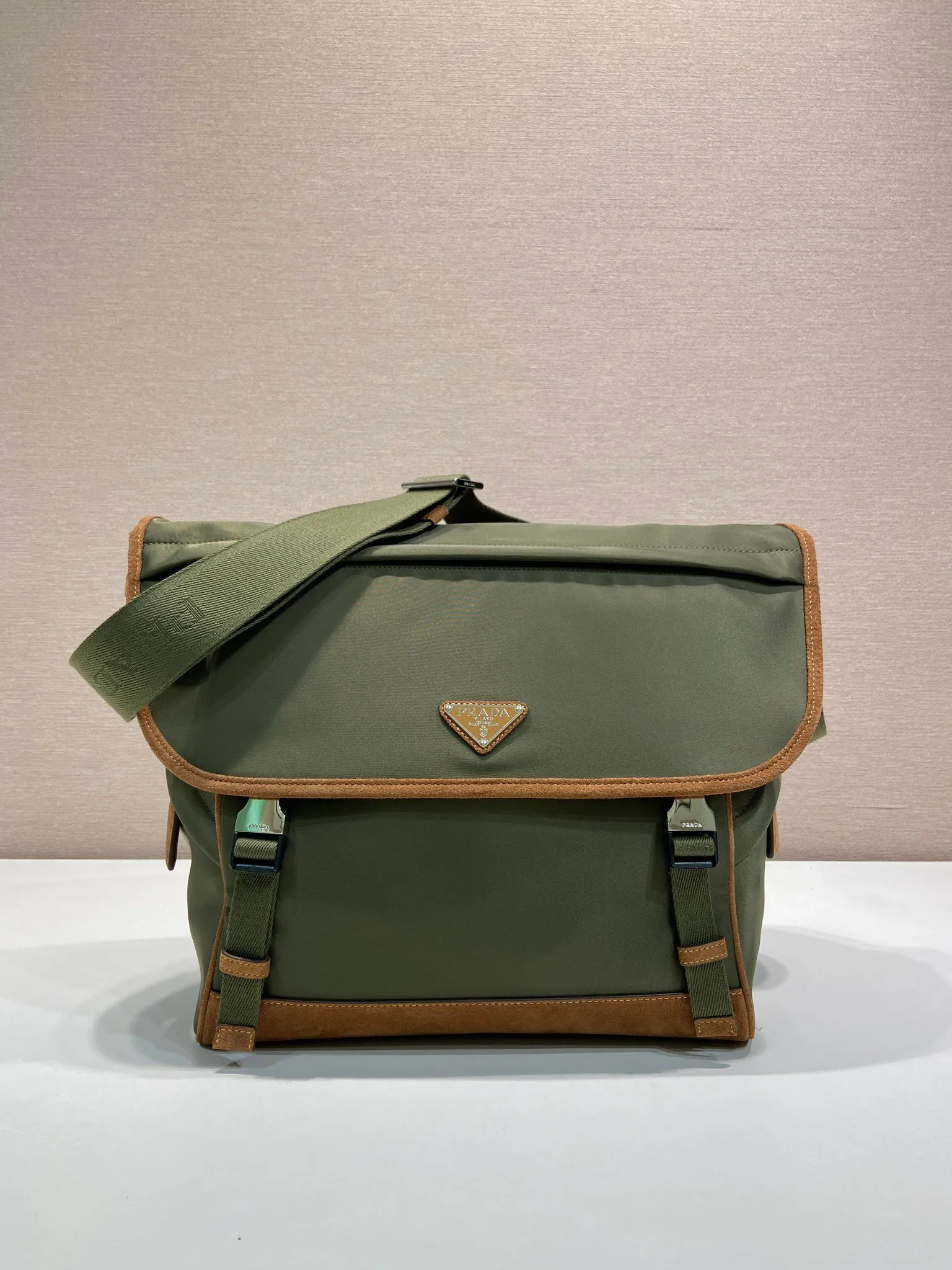 💰1360🎉New messenger bag🎉🎉2VD052A large size🎉🎉 This messenger bag is designed with Re-Nylon recycled nylon fabric, with contrasting calfskin, flap and snap closure, three external zippered pockets, internal zippered pocket and patch pocket. It has a large capacity and is a hit that will never go out of style. Handsome guys, hurry up and get in🎉🎉 Length 30x Height 27.5x Bottom 14.5cm🎉🎉🎉🍊🍊🍊