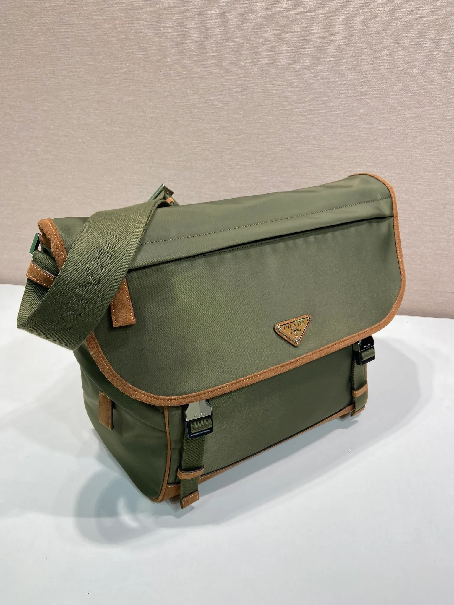 💰1360🎉New messenger bag🎉🎉2VD052A large size🎉🎉 This messenger bag is designed with Re-Nylon recycled nylon fabric, with contrasting calfskin, flap and snap closure, three external zippered pockets, internal zippered pocket and patch pocket. It has a large capacity and is a hit that will never go out of style. Handsome guys, hurry up and get in🎉🎉 Length 30x Height 27.5x Bottom 14.5cm🎉🎉🎉🍊🍊🍊