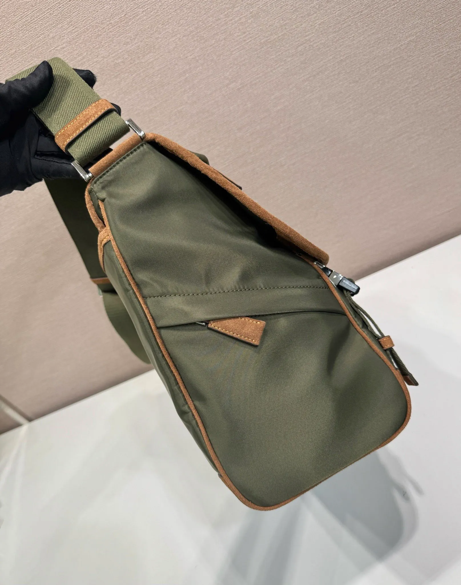 💰1360🎉New messenger bag🎉🎉2VD052A large size🎉🎉 This messenger bag is designed with Re-Nylon recycled nylon fabric, with contrasting calfskin, flap and snap closure, three external zippered pockets, internal zippered pocket and patch pocket. It has a large capacity and is a hit that will never go out of style. Handsome guys, hurry up and get in🎉🎉 Length 30x Height 27.5x Bottom 14.5cm🎉🎉🎉🍊🍊🍊