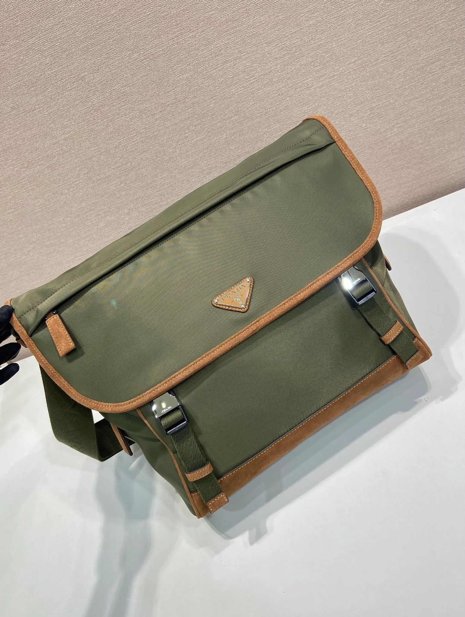 💰1360🎉New messenger bag🎉🎉2VD052A large size🎉🎉 This messenger bag is designed with Re-Nylon recycled nylon fabric, with contrasting calfskin, flap and snap closure, three external zippered pockets, internal zippered pocket and patch pocket. It has a large capacity and is a hit that will never go out of style. Handsome guys, hurry up and get in🎉🎉 Length 30x Height 27.5x Bottom 14.5cm🎉🎉🎉🍊🍊🍊