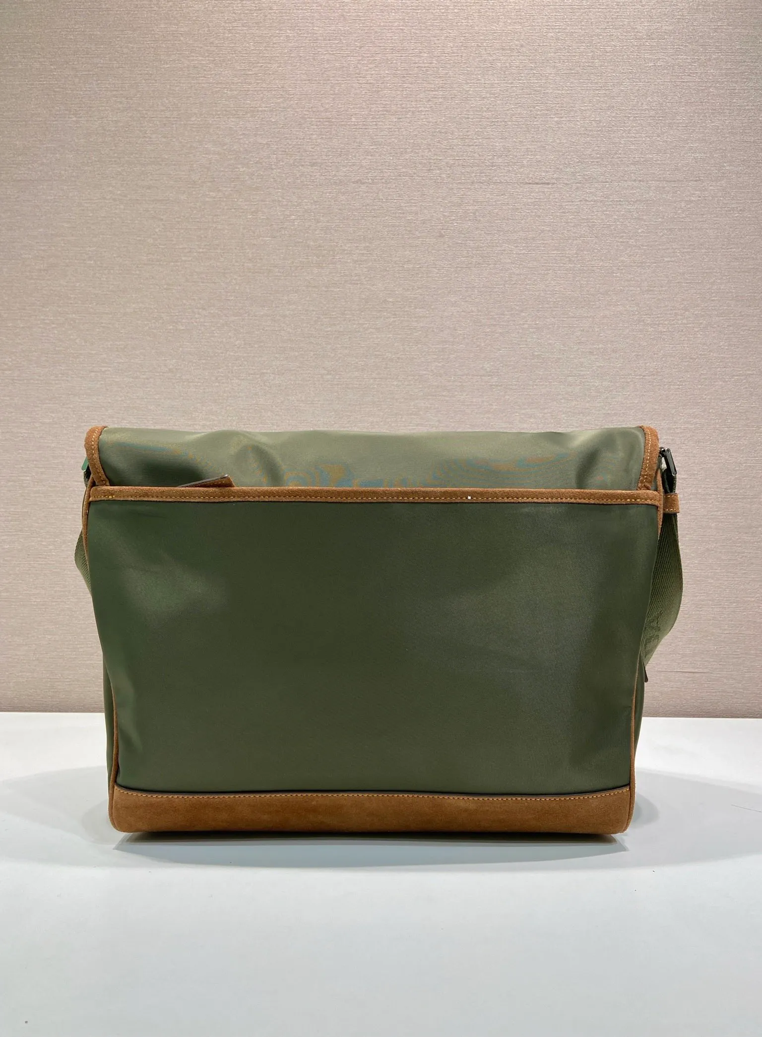 💰1360🎉New messenger bag🎉🎉2VD052A large size🎉🎉 This messenger bag is designed with Re-Nylon recycled nylon fabric, with contrasting calfskin, flap and snap closure, three external zippered pockets, internal zippered pocket and patch pocket. It has a large capacity and is a hit that will never go out of style. Handsome guys, hurry up and get in🎉🎉 Length 30x Height 27.5x Bottom 14.5cm🎉🎉🎉🍊🍊🍊