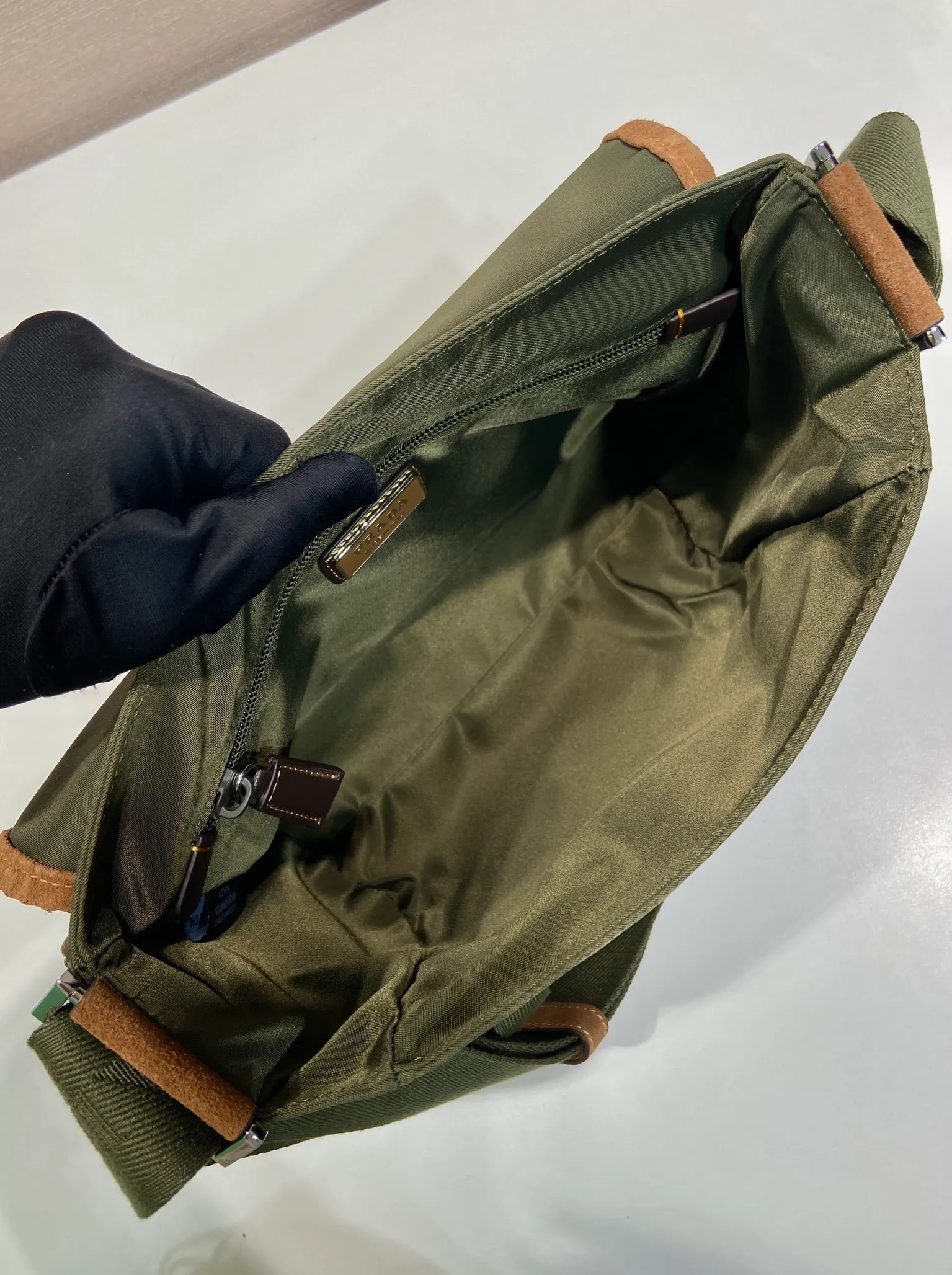 💰1360🎉New messenger bag🎉🎉2VD052A large size🎉🎉 This messenger bag is designed with Re-Nylon recycled nylon fabric, with contrasting calfskin, flap and snap closure, three external zippered pockets, internal zippered pocket and patch pocket. It has a large capacity and is a hit that will never go out of style. Handsome guys, hurry up and get in🎉🎉 Length 30x Height 27.5x Bottom 14.5cm🎉🎉🎉🍊🍊🍊
