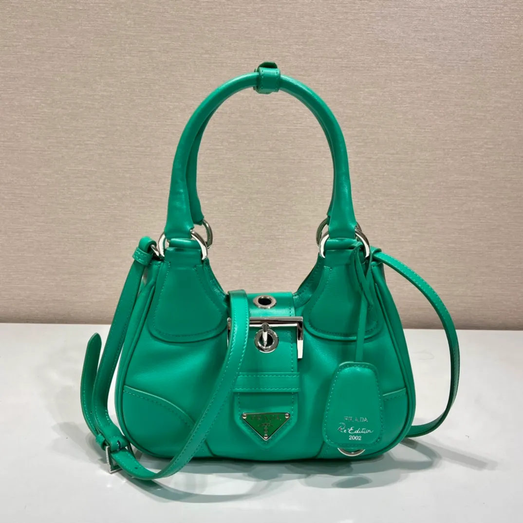 💰1660🎉New Moon handbag🎉1BA381 full lambskin🎉🎉 This Moon handbag is designed with imported lambskin, and the interior is also full sheepskin👏 It is equipped with a 100 cm detachable and adjustable long leather shoulder strap, which can be carried by hand or on the shoulder, a detachable leather keychain, and a triangle logo magnetic buckle/lace closure on the front. It is lightweight and practical, and the upper body effect is cool/fashionable. Another popular style that will never go out of style🎉🎉Hurry up and get it🎉 Length 22.5x Height 16x Bottom 7.5cm