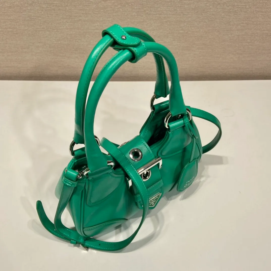💰1660🎉New Moon handbag🎉1BA381 full lambskin🎉🎉 This Moon handbag is designed with imported lambskin, and the interior is also full sheepskin👏 It is equipped with a 100 cm detachable and adjustable long leather shoulder strap, which can be carried by hand or on the shoulder, a detachable leather keychain, and a triangle logo magnetic buckle/lace closure on the front. It is lightweight and practical, and the upper body effect is cool/fashionable. Another popular style that will never go out of style🎉🎉Hurry up and get it🎉 Length 22.5x Height 16x Bottom 7.5cm
