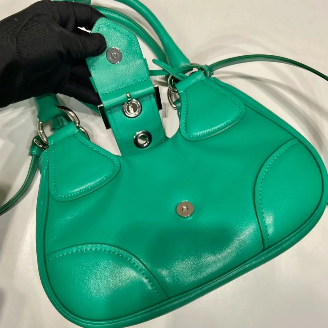 💰1660🎉New Moon handbag🎉1BA381 full lambskin🎉🎉 This Moon handbag is designed with imported lambskin, and the interior is also full sheepskin👏 It is equipped with a 100 cm detachable and adjustable long leather shoulder strap, which can be carried by hand or on the shoulder, a detachable leather keychain, and a triangle logo magnetic buckle/lace closure on the front. It is lightweight and practical, and the upper body effect is cool/fashionable. Another popular style that will never go out of style🎉🎉Hurry up and get it🎉 Length 22.5x Height 16x Bottom 7.5cm