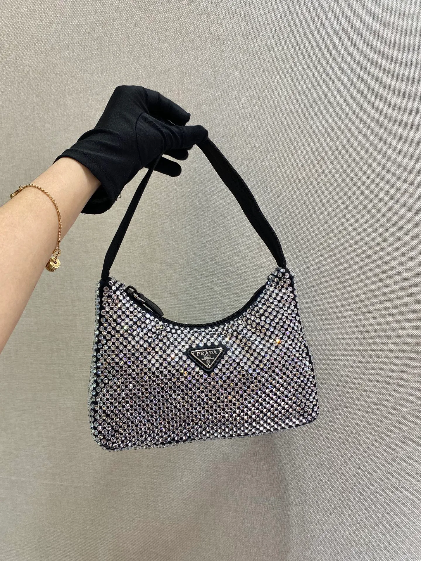 💰1000🎉Flash diamond Hobo🎉1NE515 flash diamond, the most beautiful and sparkling rhinestone Hobo 😘😘Imported diamond net. The sparkling appearance. The blingbling effect under the night light is very eye-catching. The rate of return is very high. 🙈🙈Everyone will praise you wherever you take it😘This kind of sparkling diamond bag is also very easy to match with clothes. It is so cute and cool. , suitable for any occasion, the popular elements of Hobo have always been recognized by Internet celebrities/celebrities, and it is a permanently popular Hobo🙊🙊worth buying👍beauties😘Length 23x Height 13x Bottom 5cm