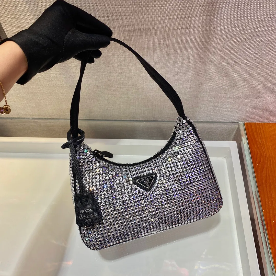 💰1000🎉Flash diamond Hobo🎉1NE515 flash diamond, the most beautiful and sparkling rhinestone Hobo 😘😘Imported diamond net. The sparkling appearance. The blingbling effect under the night light is very eye-catching. The rate of return is very high. 🙈🙈Everyone will praise you wherever you take it😘This kind of sparkling diamond bag is also very easy to match with clothes. It is so cute and cool. , suitable for any occasion, the popular elements of Hobo have always been recognized by Internet celebrities/celebrities, and it is a permanently popular Hobo🙊🙊worth buying👍beauties😘Length 23x Height 13x Bottom 5cm