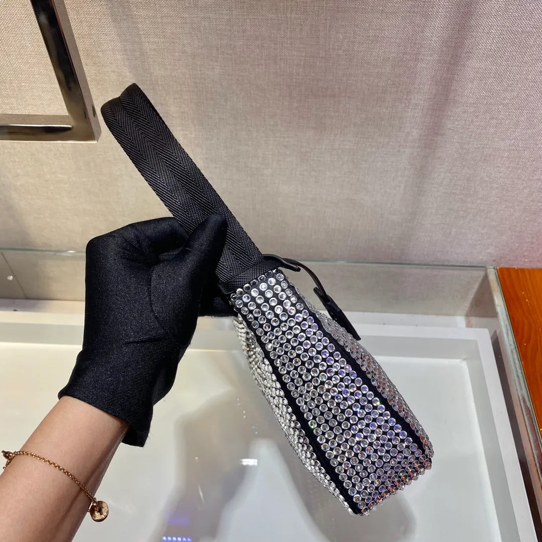 💰1000🎉Flash diamond Hobo🎉1NE515 flash diamond, the most beautiful and sparkling rhinestone Hobo 😘😘Imported diamond net. The sparkling appearance. The blingbling effect under the night light is very eye-catching. The rate of return is very high. 🙈🙈Everyone will praise you wherever you take it😘This kind of sparkling diamond bag is also very easy to match with clothes. It is so cute and cool. , suitable for any occasion, the popular elements of Hobo have always been recognized by Internet celebrities/celebrities, and it is a permanently popular Hobo🙊🙊worth buying👍beauties😘Length 23x Height 13x Bottom 5cm