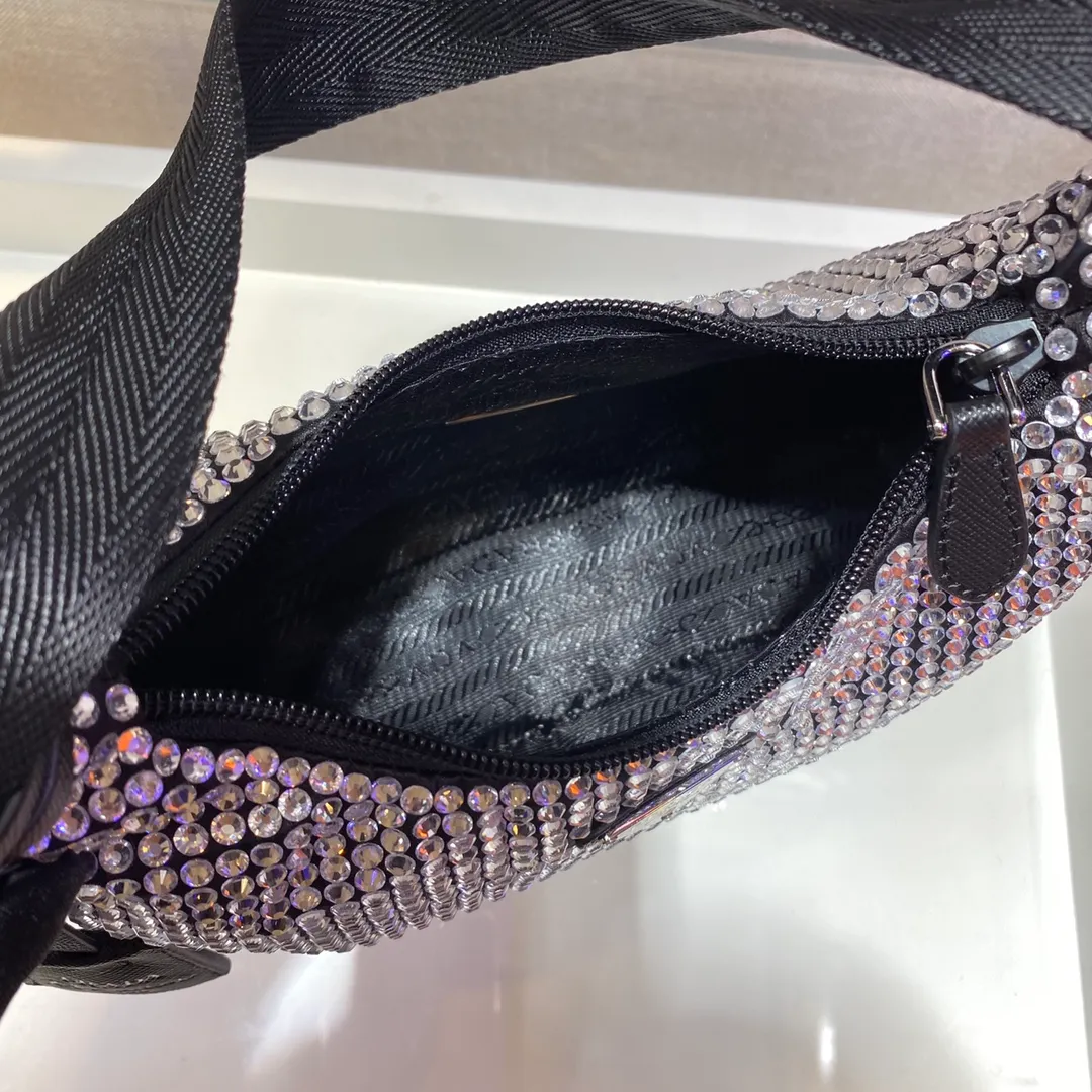 💰1000🎉Flash diamond Hobo🎉1NE515 flash diamond, the most beautiful and sparkling rhinestone Hobo 😘😘Imported diamond net. The sparkling appearance. The blingbling effect under the night light is very eye-catching. The rate of return is very high. 🙈🙈Everyone will praise you wherever you take it😘This kind of sparkling diamond bag is also very easy to match with clothes. It is so cute and cool. , suitable for any occasion, the popular elements of Hobo have always been recognized by Internet celebrities/celebrities, and it is a permanently popular Hobo🙊🙊worth buying👍beauties😘Length 23x Height 13x Bottom 5cm