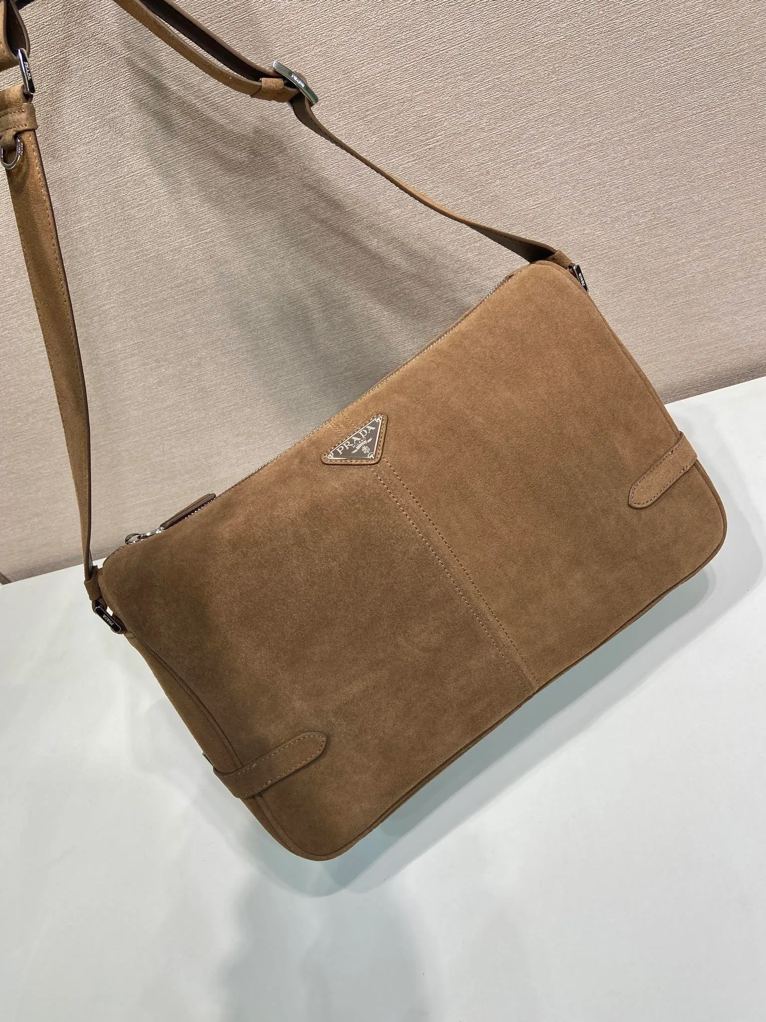 💰1560🎉New Messenger Bag🎉2VH187 Leather🎉🎉 This shoulder bag is carefully made of imported Leather. It has a smooth and simple silhouette with exquisite details and is decorated with a unique triangle logo. It is fashionable and versatile. Adjustable leather shoulder strap, another popular style that will never go out of style🎉🎉Handsome guys, hurry up and get it🎉🎉 Length 35x Height 22x Bottom 12cm🎉🎉🎉👏👏👏