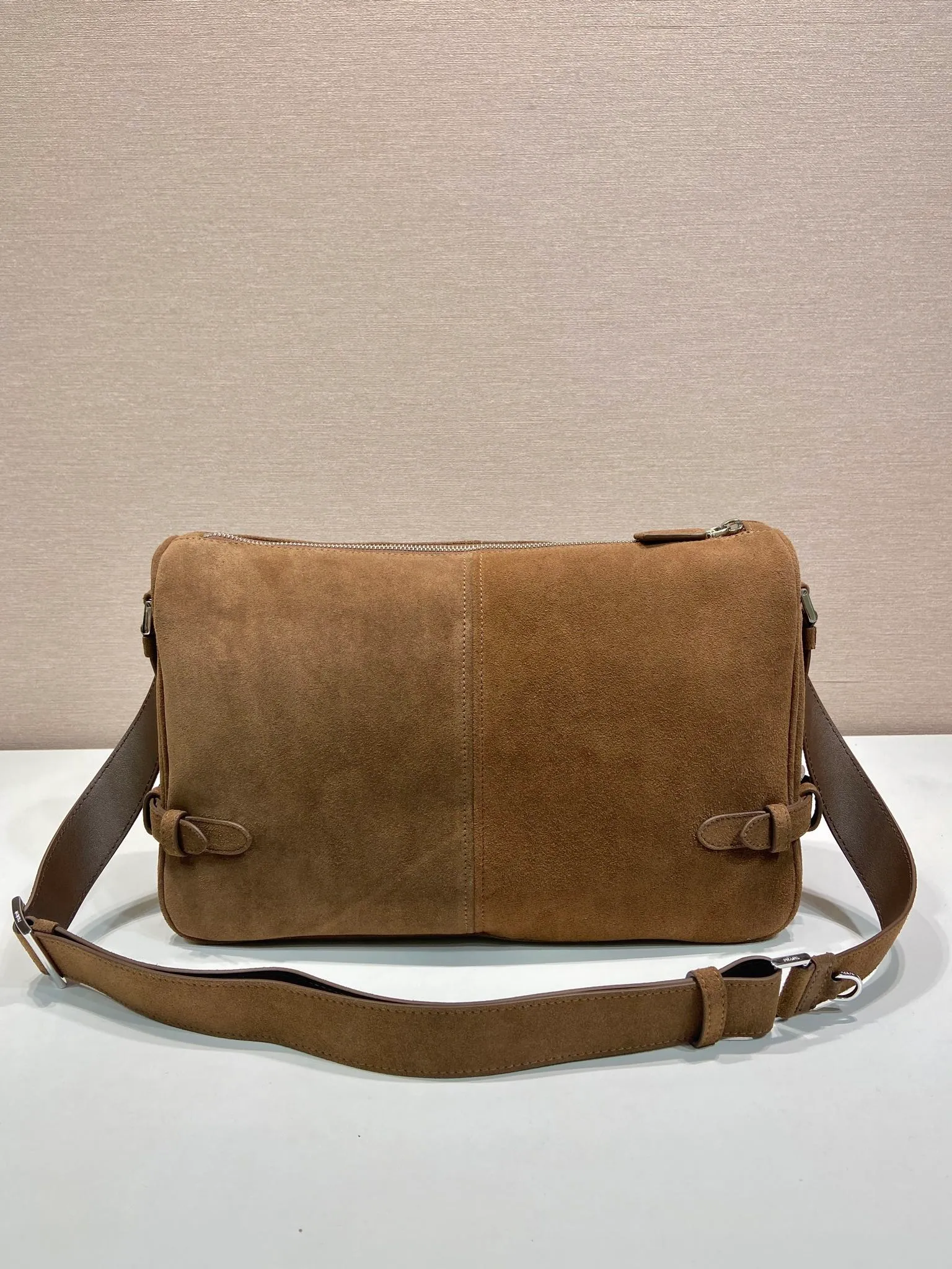 💰1560🎉New Messenger Bag🎉2VH187 Leather🎉🎉 This shoulder bag is carefully made of imported Leather. It has a smooth and simple silhouette with exquisite details and is decorated with a unique triangle logo. It is fashionable and versatile. Adjustable leather shoulder strap, another popular style that will never go out of style🎉🎉Handsome guys, hurry up and get it🎉🎉 Length 35x Height 22x Bottom 12cm🎉🎉🎉👏👏👏