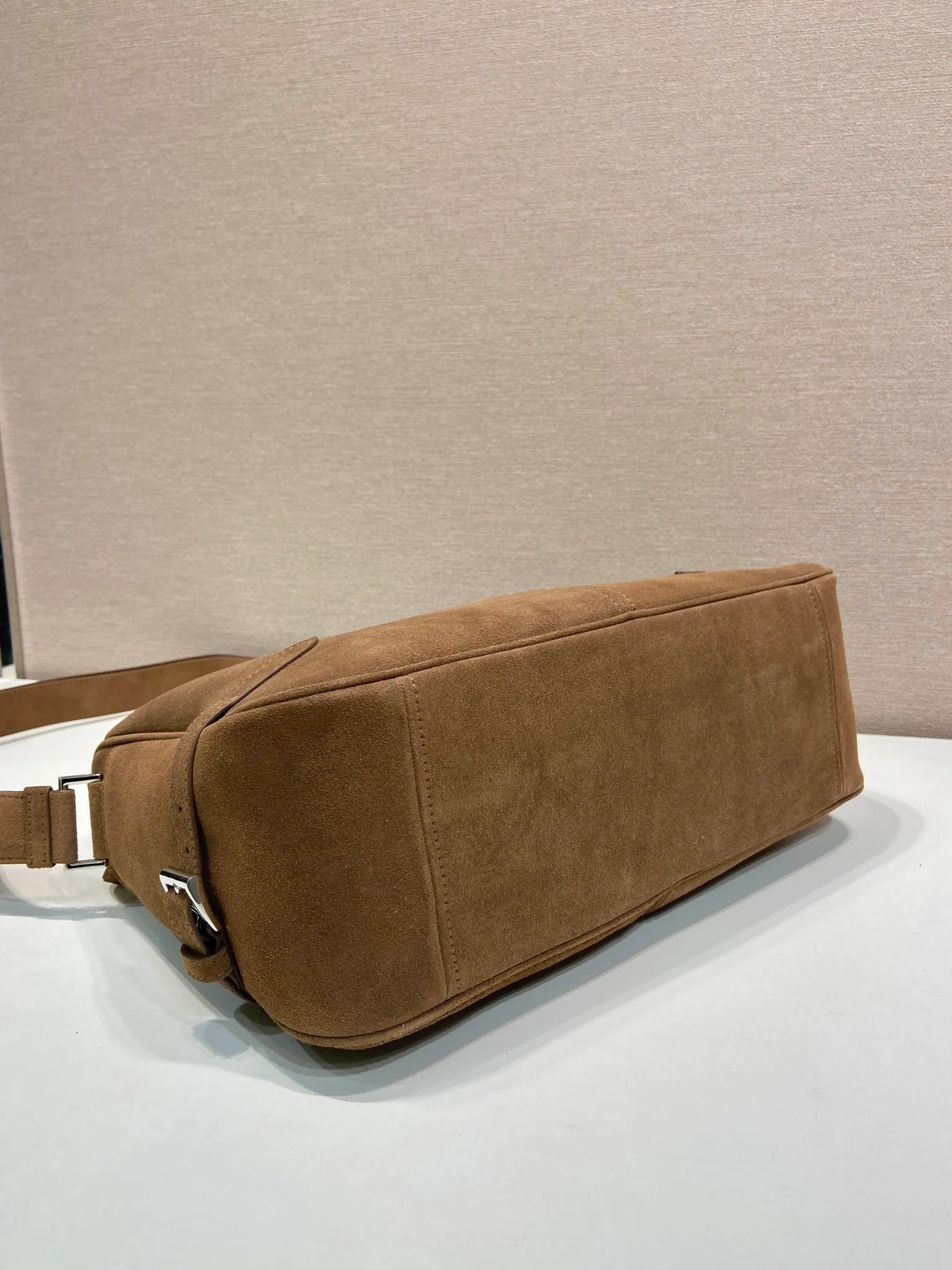 💰1560🎉New Messenger Bag🎉2VH187 Leather🎉🎉 This shoulder bag is carefully made of imported Leather. It has a smooth and simple silhouette with exquisite details and is decorated with a unique triangle logo. It is fashionable and versatile. Adjustable leather shoulder strap, another popular style that will never go out of style🎉🎉Handsome guys, hurry up and get it🎉🎉 Length 35x Height 22x Bottom 12cm🎉🎉🎉👏👏👏