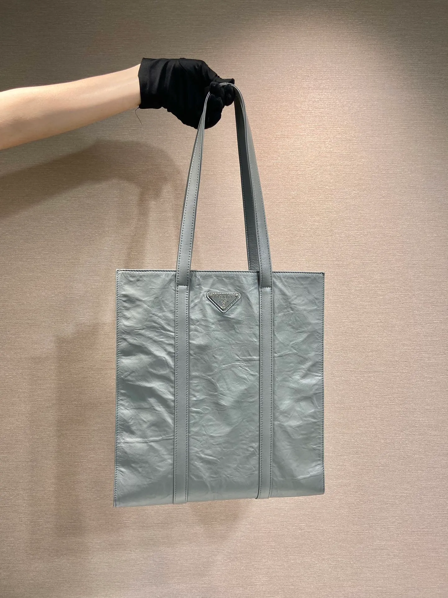 💰1840🎉New Tote Bag🎉1BG459 Small🎉🎉 This casual style tote bag is made of natural textured glossy soft sheepskin. The hand-draped effect contrasts sharply with the concept of precise construction, reinterpreting unrestrained everyday objects. It has a very large capacity, is lightweight and practical, has a cool and handsome upper body effect, and is suitable for both men and women. Length 30x Height 30x Bottom 8.5cm