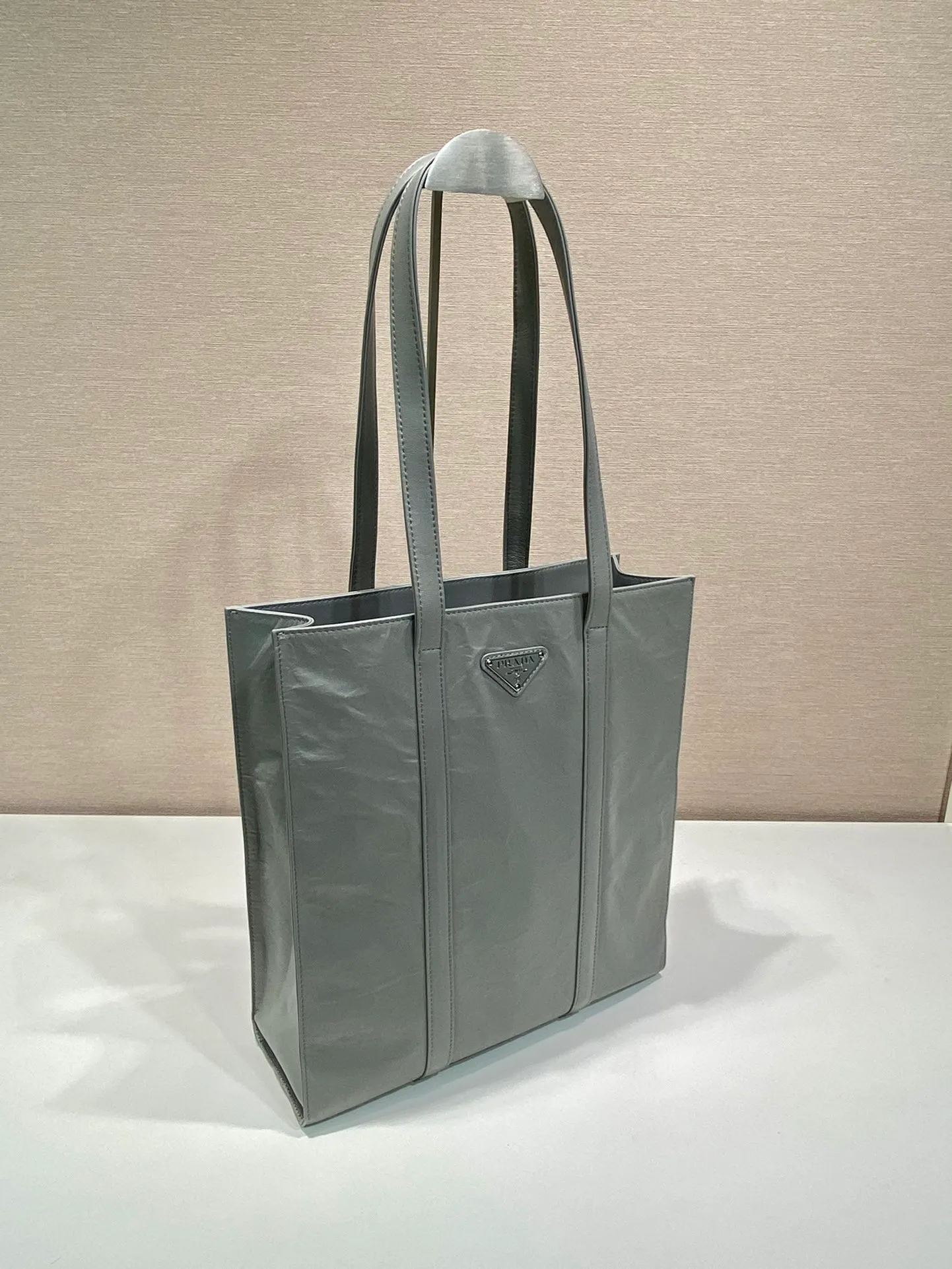 💰1840🎉New Tote Bag🎉1BG459 Small🎉🎉 This casual style tote bag is made of natural textured glossy soft sheepskin. The hand-draped effect contrasts sharply with the concept of precise construction, reinterpreting unrestrained everyday objects. It has a very large capacity, is lightweight and practical, has a cool and handsome upper body effect, and is suitable for both men and women. Length 30x Height 30x Bottom 8.5cm