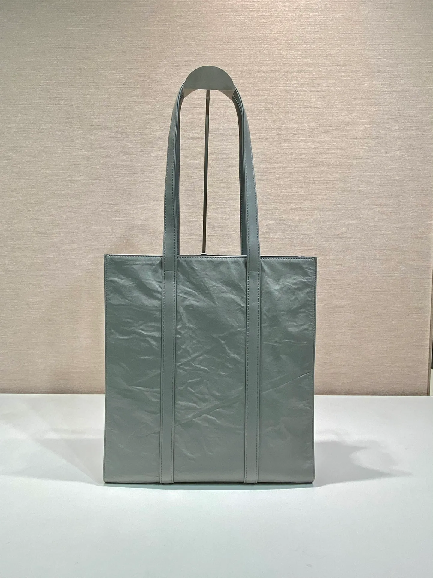 💰1840🎉New Tote Bag🎉1BG459 Small🎉🎉 This casual style tote bag is made of natural textured glossy soft sheepskin. The hand-draped effect contrasts sharply with the concept of precise construction, reinterpreting unrestrained everyday objects. It has a very large capacity, is lightweight and practical, has a cool and handsome upper body effect, and is suitable for both men and women. Length 30x Height 30x Bottom 8.5cm