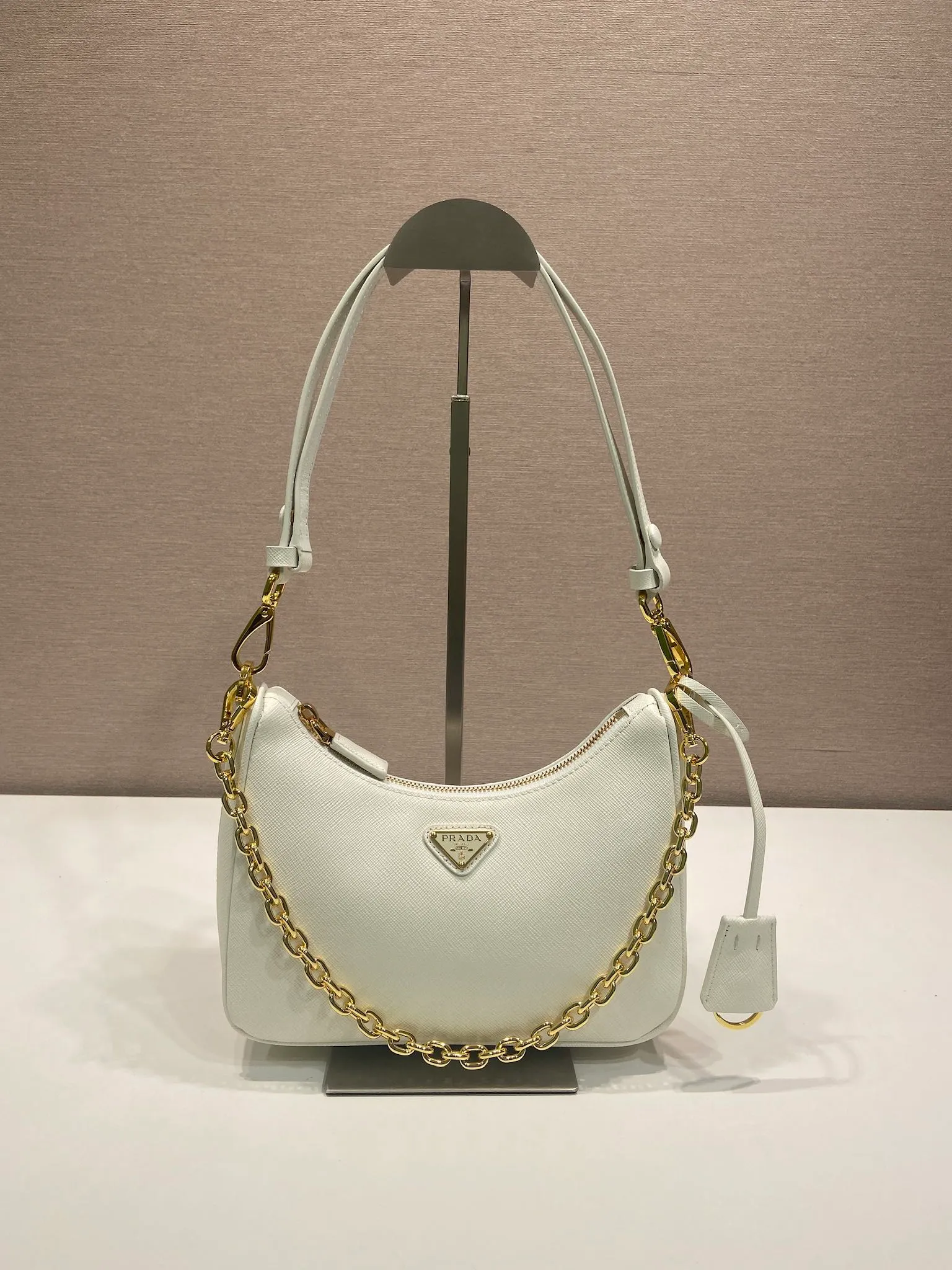 💰1360🎉Upgraded version of Hobo🎉1BC204 cross pattern🎉🎉 This versatile handbag is designed with simple lines and classic details. It is equipped with a detachable chain and an adjustable long shoulder strap, and can be worn as a shoulder strap/handheld/crossbody. It is made of Saffiano leather and embellished with a unique enamel-coated triangular metal logo. Another popular style that will never go out of style, babies, hurry up and get it🎉🎉 Length 22x Height 18x ​​Bottom 6cm🎉🎉🎉💰💰💰