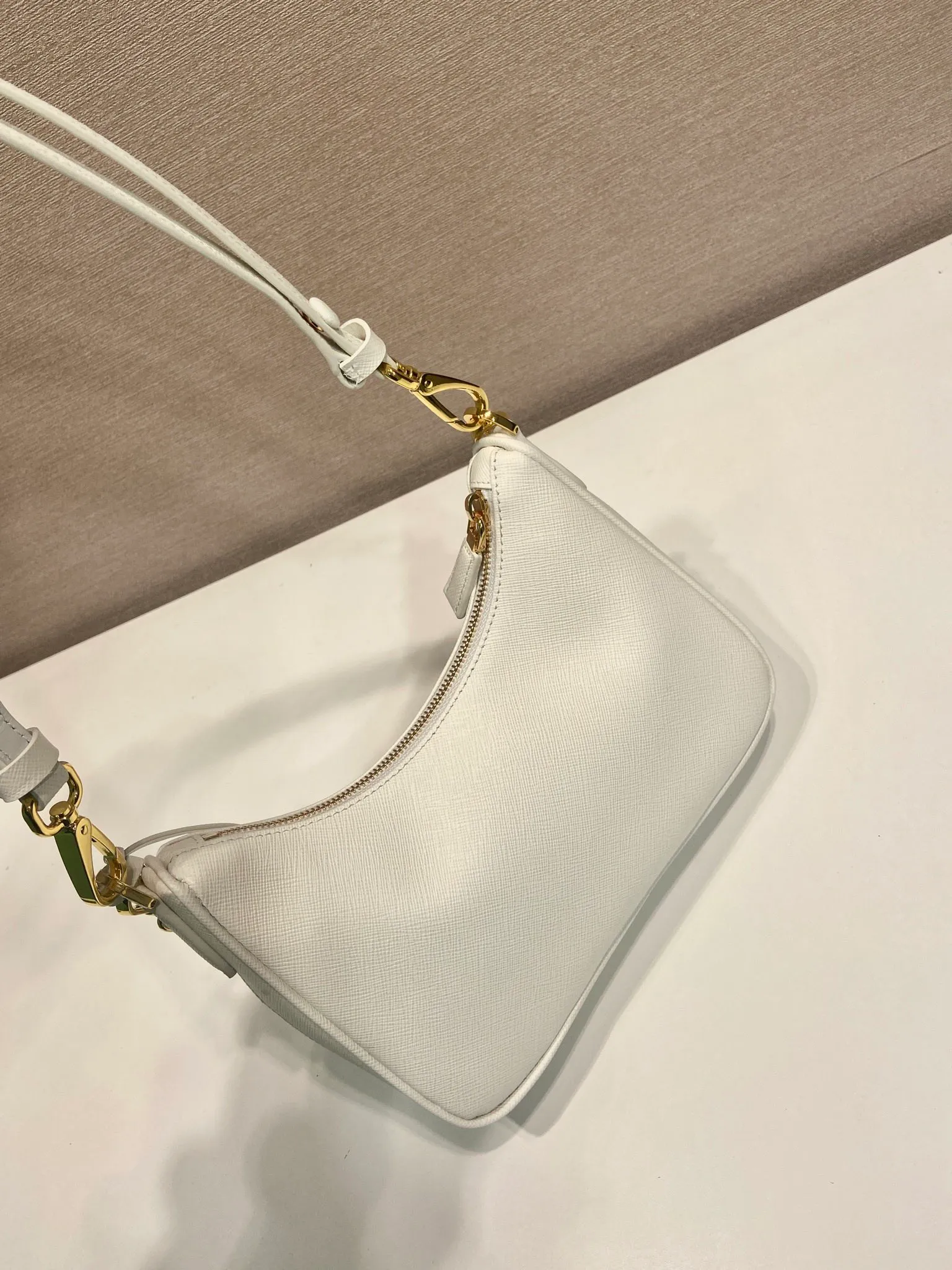 💰1360🎉Upgraded version of Hobo🎉1BC204 cross pattern🎉🎉 This versatile handbag is designed with simple lines and classic details. It is equipped with a detachable chain and an adjustable long shoulder strap, and can be worn as a shoulder strap/handheld/crossbody. It is made of Saffiano leather and embellished with a unique enamel-coated triangular metal logo. Another popular style that will never go out of style, babies, hurry up and get it🎉🎉 Length 22x Height 18x ​​Bottom 6cm🎉🎉🎉💰💰💰