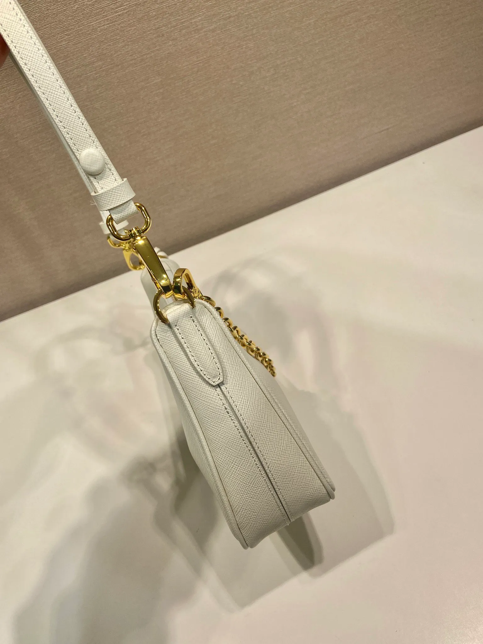 💰1360🎉Upgraded version of Hobo🎉1BC204 cross pattern🎉🎉 This versatile handbag is designed with simple lines and classic details. It is equipped with a detachable chain and an adjustable long shoulder strap, and can be worn as a shoulder strap/handheld/crossbody. It is made of Saffiano leather and embellished with a unique enamel-coated triangular metal logo. Another popular style that will never go out of style, babies, hurry up and get it🎉🎉 Length 22x Height 18x ​​Bottom 6cm🎉🎉🎉💰💰💰