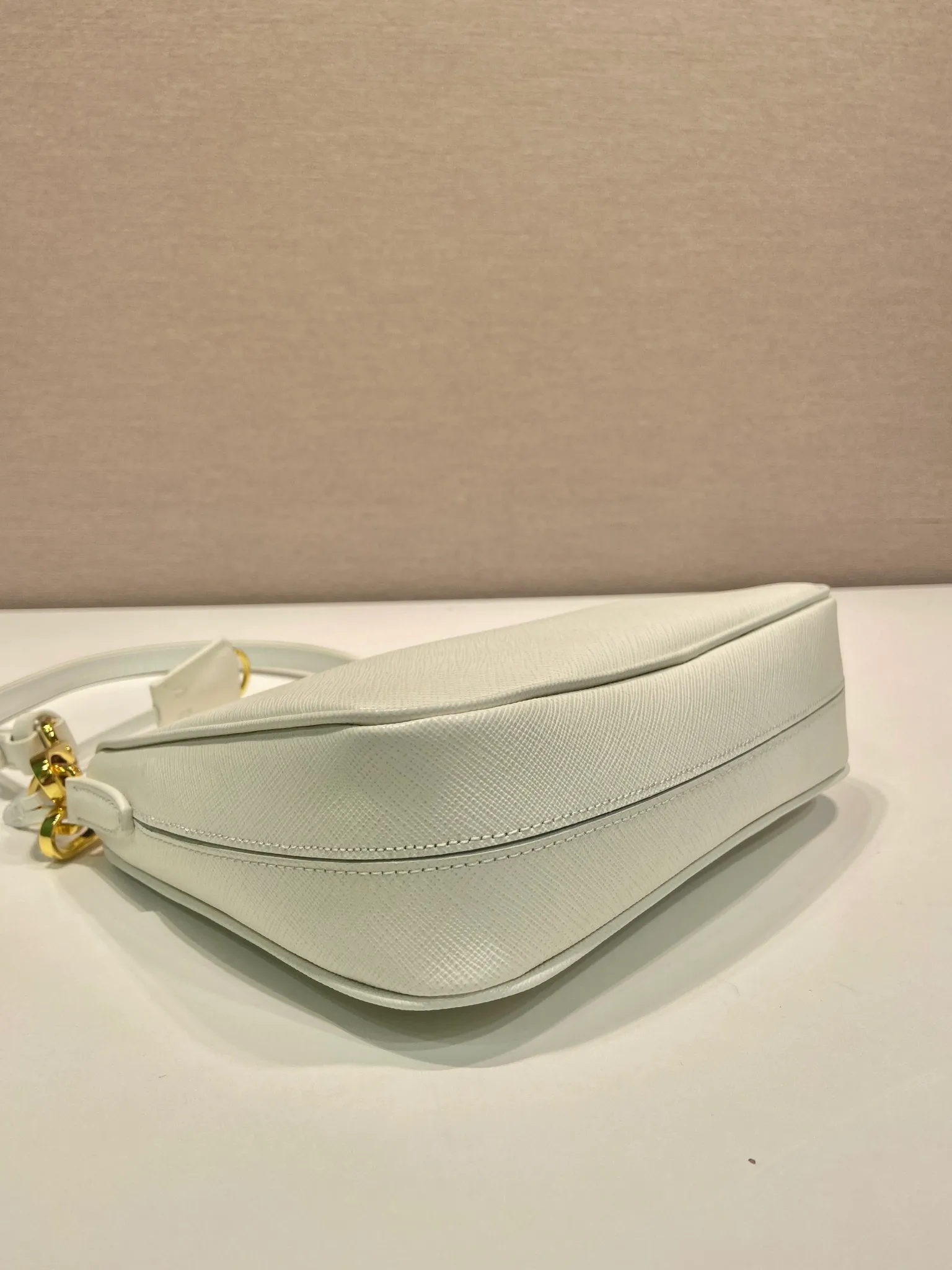 💰1360🎉Upgraded version of Hobo🎉1BC204 cross pattern🎉🎉 This versatile handbag is designed with simple lines and classic details. It is equipped with a detachable chain and an adjustable long shoulder strap, and can be worn as a shoulder strap/handheld/crossbody. It is made of Saffiano leather and embellished with a unique enamel-coated triangular metal logo. Another popular style that will never go out of style, babies, hurry up and get it🎉🎉 Length 22x Height 18x ​​Bottom 6cm🎉🎉🎉💰💰💰