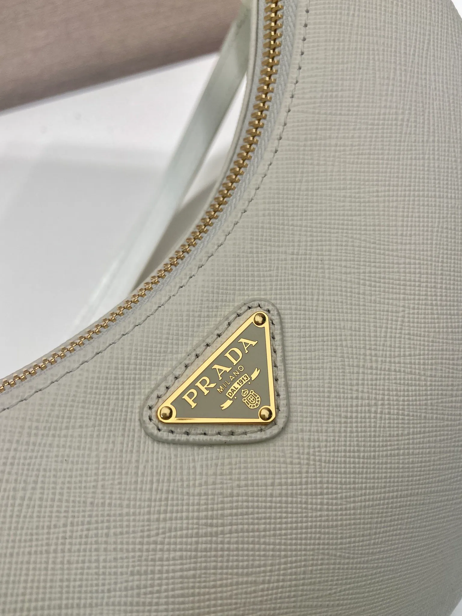 💰1360🎉Upgraded version of Hobo🎉1BC204 cross pattern🎉🎉 This versatile handbag is designed with simple lines and classic details. It is equipped with a detachable chain and an adjustable long shoulder strap, and can be worn as a shoulder strap/handheld/crossbody. It is made of Saffiano leather and embellished with a unique enamel-coated triangular metal logo. Another popular style that will never go out of style, babies, hurry up and get it🎉🎉 Length 22x Height 18x ​​Bottom 6cm🎉🎉🎉💰💰💰