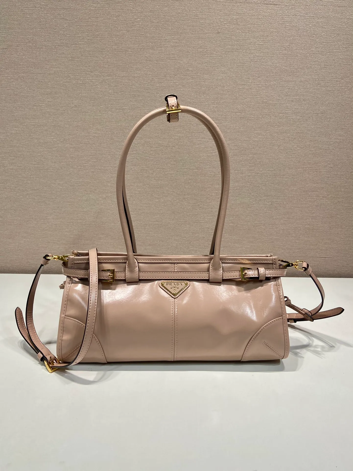 💰1840🎉LusSolf oil wax leather🎉1BA426 small new color🎉🎉 This hand-held crossbody bag is made of imported waxed leather. Its shiny color exudes a classic atmosphere. It is equipped with a detachable and adjustable long shoulder strap, which is convenient for matching on different occasions. It has a very large capacity and is easy to use. It is definitely a must-have for fashionistas. Hurry up and take this retro-style handbag home! Length 32x Height 15.5x Bottom 12cm🎉🎉🎉👏👏👏