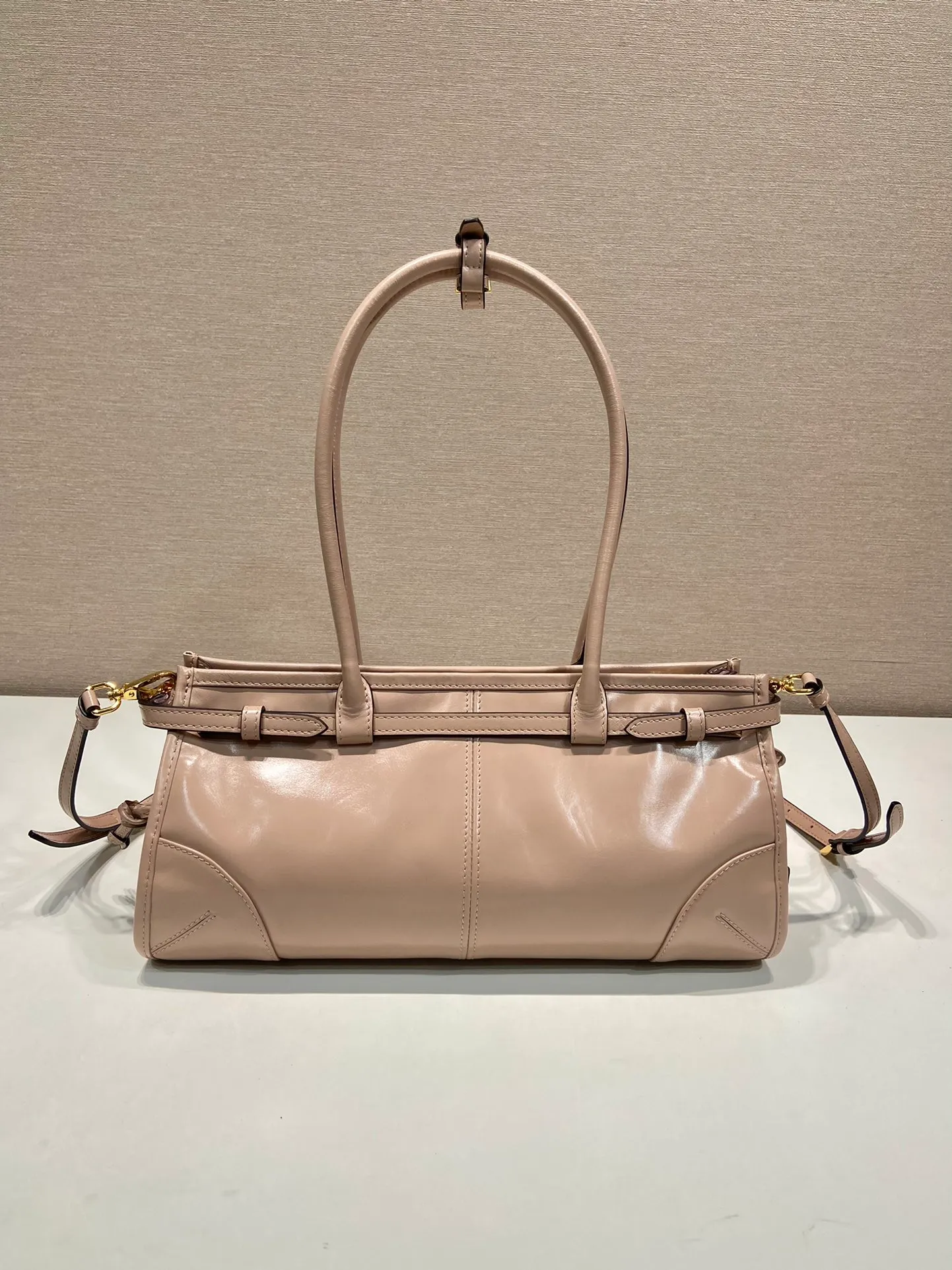 💰1840🎉LusSolf oil wax leather🎉1BA426 small new color🎉🎉 This hand-held crossbody bag is made of imported waxed leather. Its shiny color exudes a classic atmosphere. It is equipped with a detachable and adjustable long shoulder strap, which is convenient for matching on different occasions. It has a very large capacity and is easy to use. It is definitely a must-have for fashionistas. Hurry up and take this retro-style handbag home! Length 32x Height 15.5x Bottom 12cm🎉🎉🎉👏👏👏