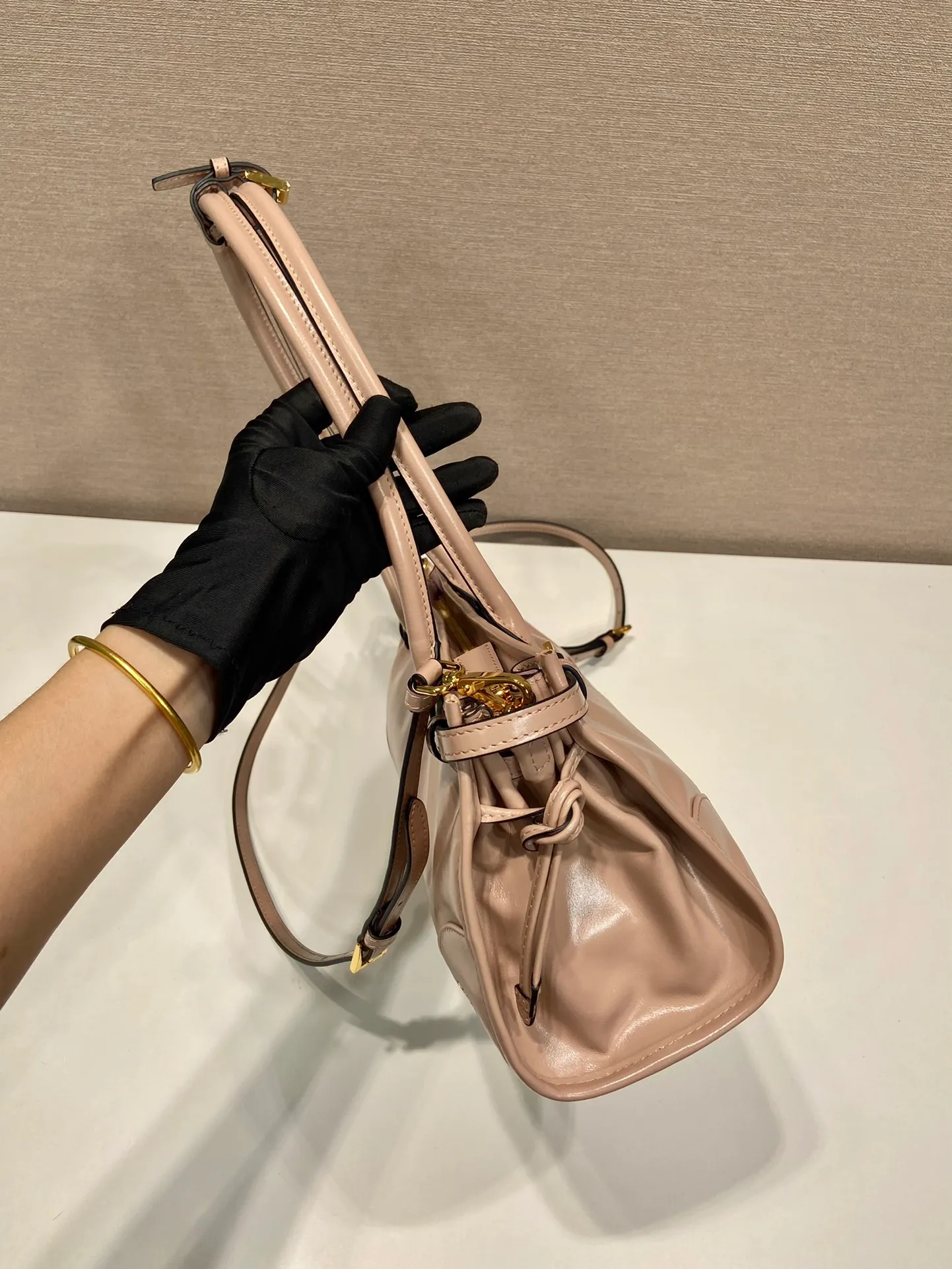 💰1840🎉LusSolf oil wax leather🎉1BA426 small new color🎉🎉 This hand-held crossbody bag is made of imported waxed leather. Its shiny color exudes a classic atmosphere. It is equipped with a detachable and adjustable long shoulder strap, which is convenient for matching on different occasions. It has a very large capacity and is easy to use. It is definitely a must-have for fashionistas. Hurry up and take this retro-style handbag home! Length 32x Height 15.5x Bottom 12cm🎉🎉🎉👏👏👏