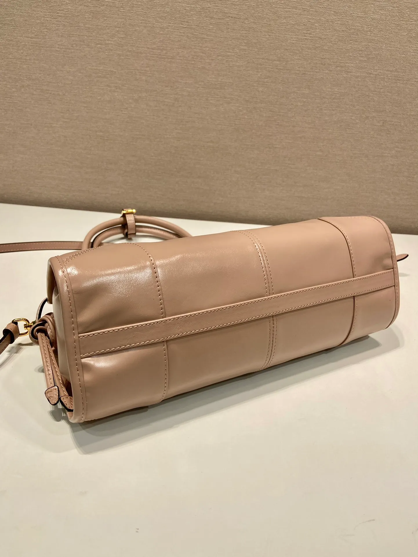 💰1840🎉LusSolf oil wax leather🎉1BA426 small new color🎉🎉 This hand-held crossbody bag is made of imported waxed leather. Its shiny color exudes a classic atmosphere. It is equipped with a detachable and adjustable long shoulder strap, which is convenient for matching on different occasions. It has a very large capacity and is easy to use. It is definitely a must-have for fashionistas. Hurry up and take this retro-style handbag home! Length 32x Height 15.5x Bottom 12cm🎉🎉🎉👏👏👏