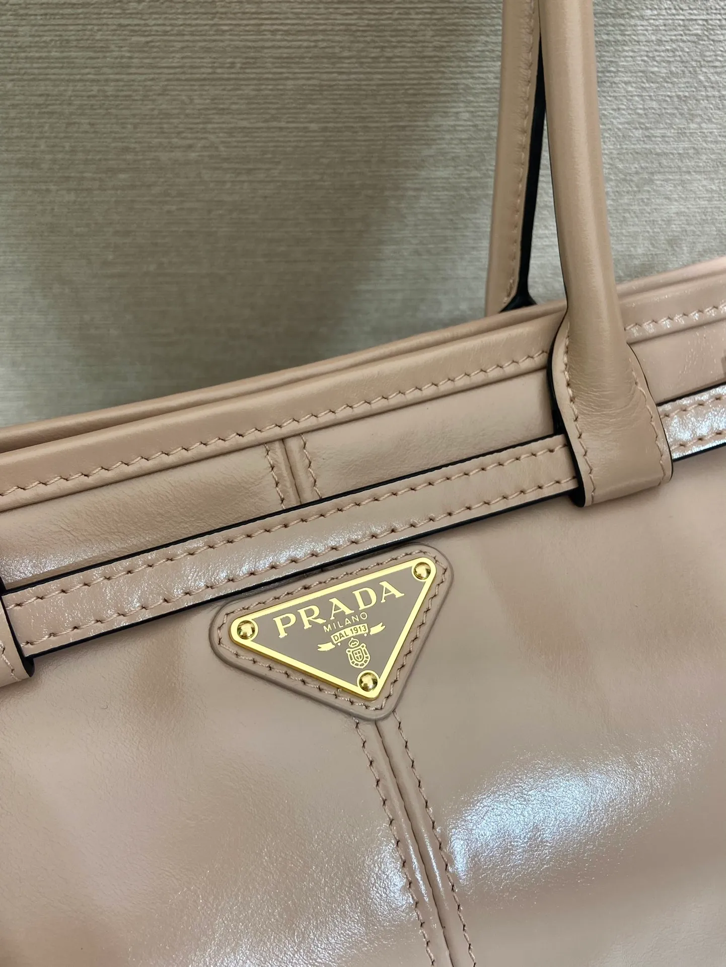 💰1840🎉LusSolf oil wax leather🎉1BA426 small new color🎉🎉 This hand-held crossbody bag is made of imported waxed leather. Its shiny color exudes a classic atmosphere. It is equipped with a detachable and adjustable long shoulder strap, which is convenient for matching on different occasions. It has a very large capacity and is easy to use. It is definitely a must-have for fashionistas. Hurry up and take this retro-style handbag home! Length 32x Height 15.5x Bottom 12cm🎉🎉🎉👏👏👏