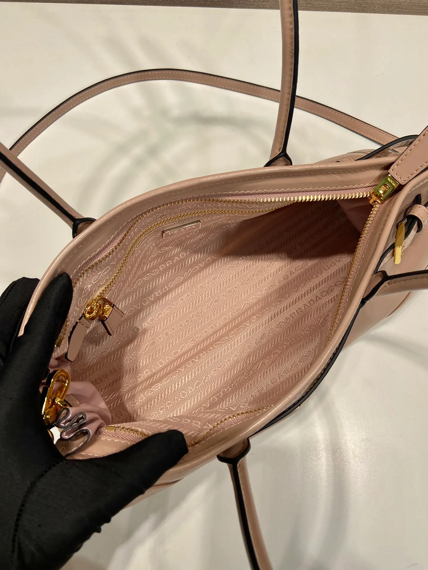 💰1840🎉LusSolf oil wax leather🎉1BA426 small new color🎉🎉 This hand-held crossbody bag is made of imported waxed leather. Its shiny color exudes a classic atmosphere. It is equipped with a detachable and adjustable long shoulder strap, which is convenient for matching on different occasions. It has a very large capacity and is easy to use. It is definitely a must-have for fashionistas. Hurry up and take this retro-style handbag home! Length 32x Height 15.5x Bottom 12cm🎉🎉🎉👏👏👏