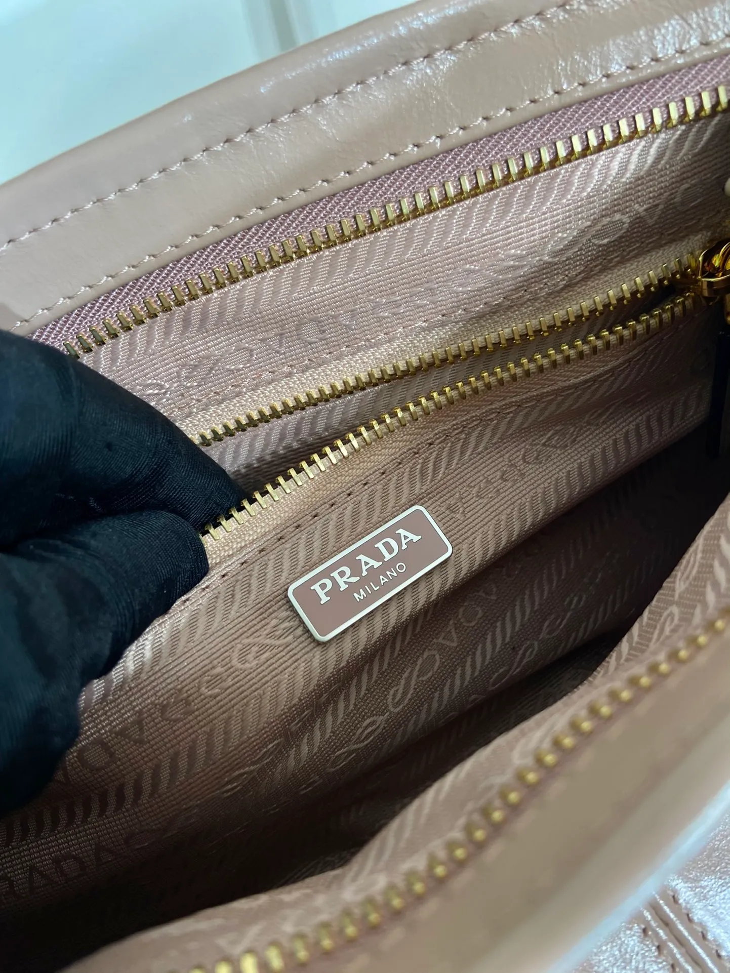 💰1840🎉LusSolf oil wax leather🎉1BA426 small new color🎉🎉 This hand-held crossbody bag is made of imported waxed leather. Its shiny color exudes a classic atmosphere. It is equipped with a detachable and adjustable long shoulder strap, which is convenient for matching on different occasions. It has a very large capacity and is easy to use. It is definitely a must-have for fashionistas. Hurry up and take this retro-style handbag home! Length 32x Height 15.5x Bottom 12cm🎉🎉🎉👏👏👏