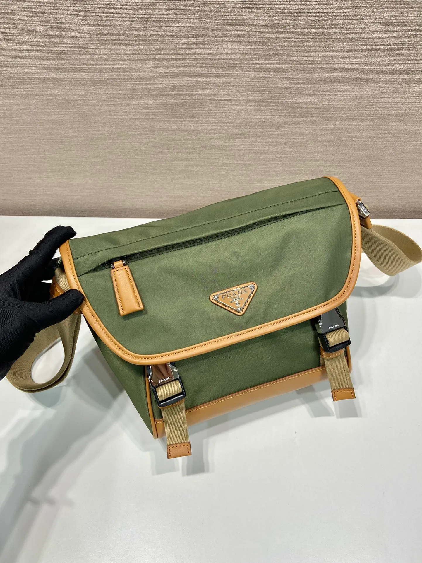 💰1260🎉New messenger bag🎉🎉2VD066 small🎉🎉 This messenger bag is designed with Re-Nylon recycled nylon fabric, with contrasting calfskin, flap and snap closure, three external zipper pockets, internal zipper pocket and patch pocket. It has a large capacity and is a hit that will never go out of style. Handsome guys, come in quickly🎉🎉 Length 20 height 19 bottom 10cm🎉🎉🎉🍊🍊🍊