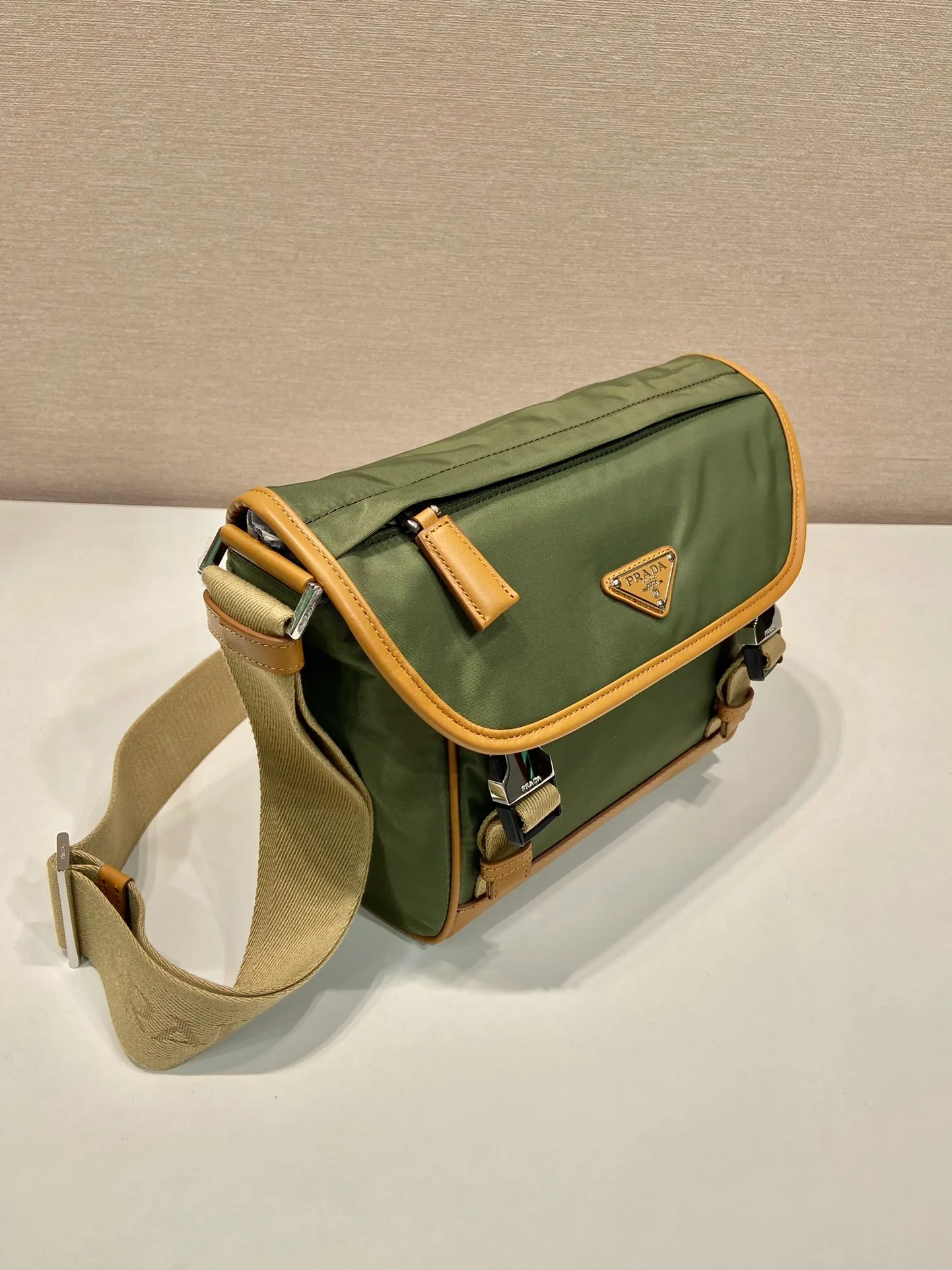 💰1260🎉New messenger bag🎉🎉2VD066 small🎉🎉 This messenger bag is designed with Re-Nylon recycled nylon fabric, with contrasting calfskin, flap and snap closure, three external zipper pockets, internal zipper pocket and patch pocket. It has a large capacity and is a hit that will never go out of style. Handsome guys, come in quickly🎉🎉 Length 20 height 19 bottom 10cm🎉🎉🎉🍊🍊🍊