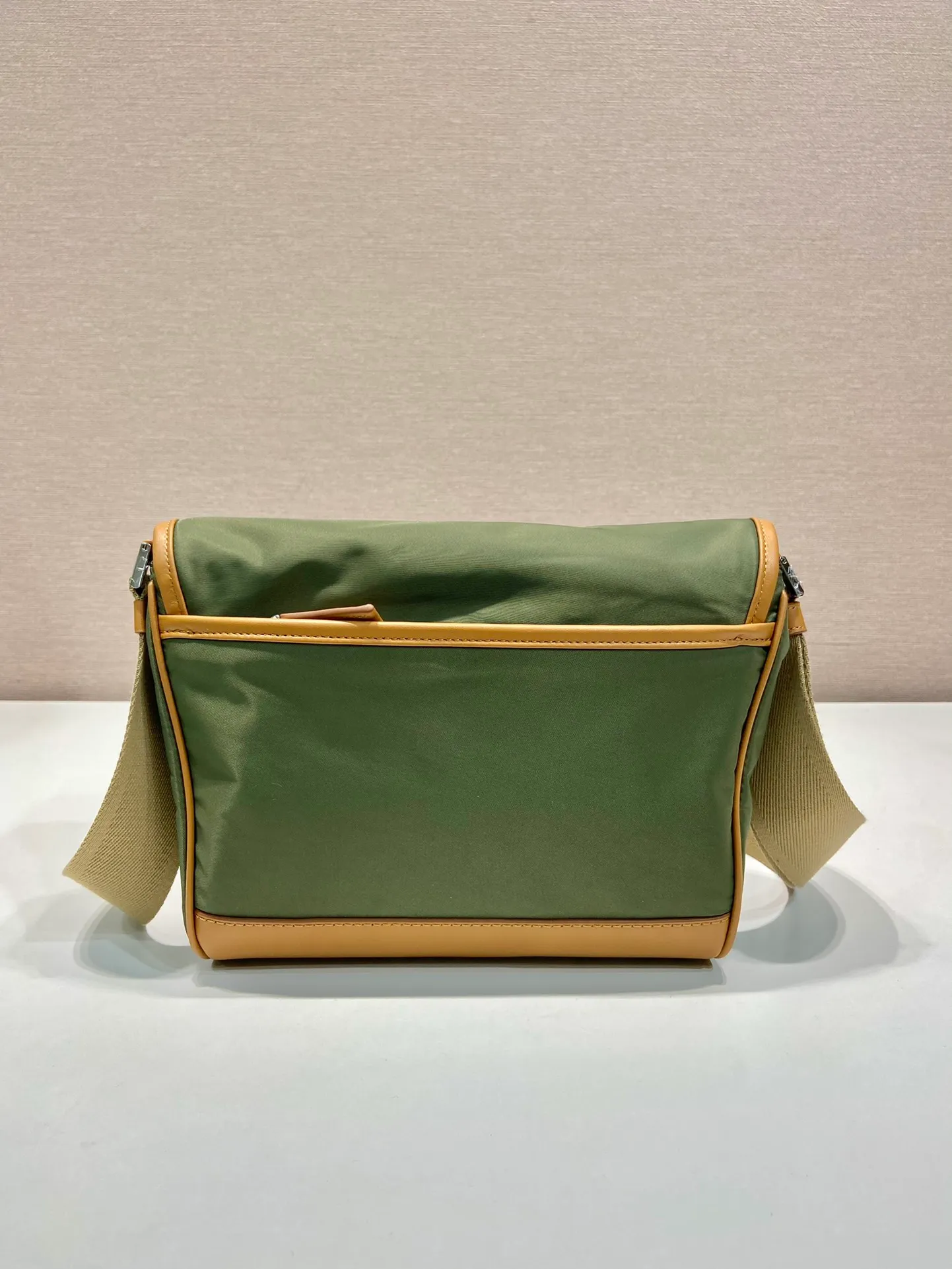 💰1260🎉New messenger bag🎉🎉2VD066 small🎉🎉 This messenger bag is designed with Re-Nylon recycled nylon fabric, with contrasting calfskin, flap and snap closure, three external zipper pockets, internal zipper pocket and patch pocket. It has a large capacity and is a hit that will never go out of style. Handsome guys, come in quickly🎉🎉 Length 20 height 19 bottom 10cm🎉🎉🎉🍊🍊🍊