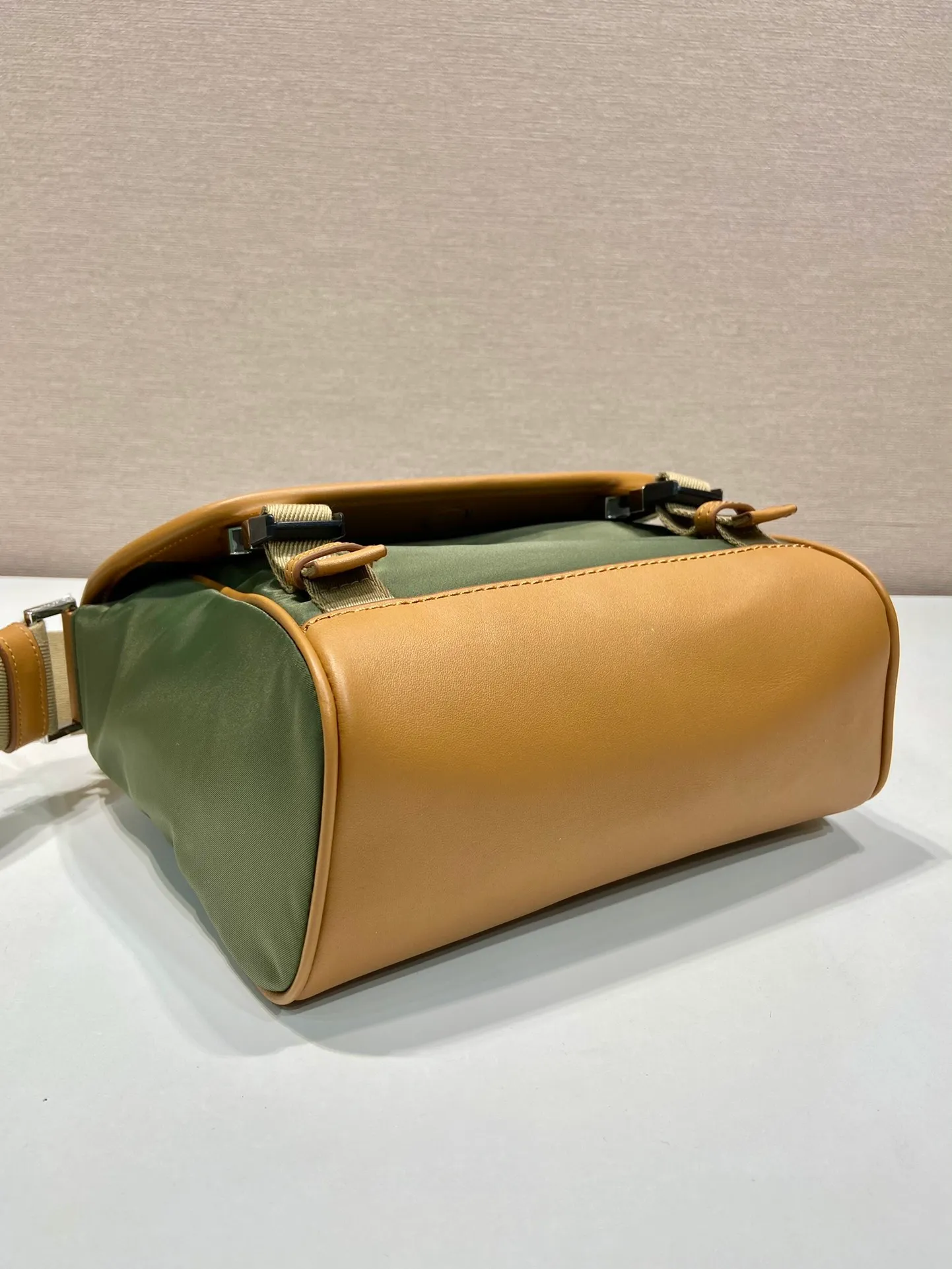 💰1260🎉New messenger bag🎉🎉2VD066 small🎉🎉 This messenger bag is designed with Re-Nylon recycled nylon fabric, with contrasting calfskin, flap and snap closure, three external zipper pockets, internal zipper pocket and patch pocket. It has a large capacity and is a hit that will never go out of style. Handsome guys, come in quickly🎉🎉 Length 20 height 19 bottom 10cm🎉🎉🎉🍊🍊🍊