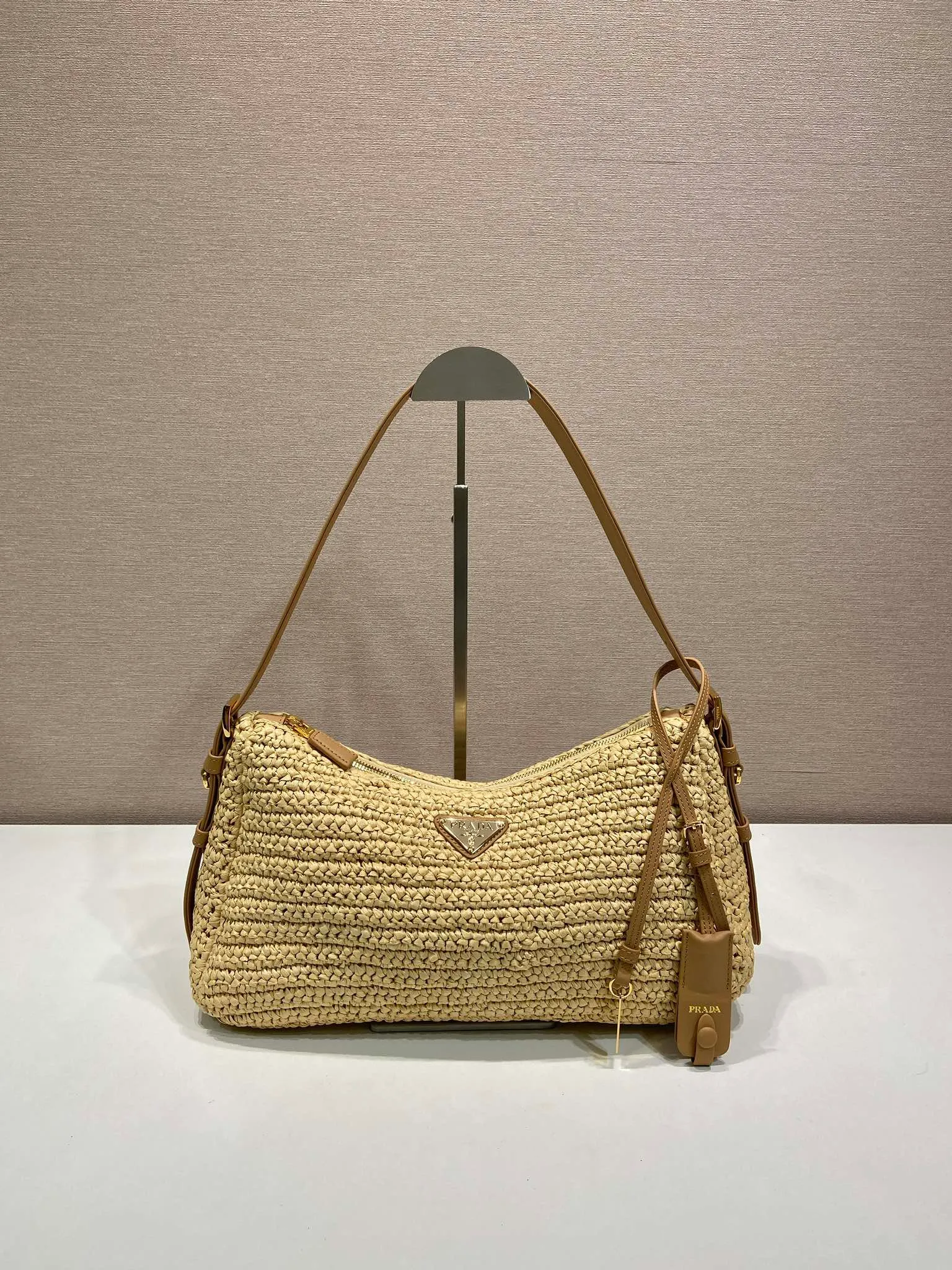 💰1560🎉New weaving🎉1BC247 large size🎉🎉 This shoulder bag is uniquely integrated with hand-woven weaving and exquisite leather details, reinterpreting the feminine silhouette of the P Aimée handbag. Textures and materials achieve a harmonious balance, sublimating the ever-changing modern shape, and the classic metal triangle logo is the finishing touch. Adjustable leather handles, detachable leather handbag accessories, large capacity space, very stylish upper body effect, a must-have for summer, get it now🎉🎉 Length 34x Height 19.5x Bottom 10cm🎉🎉🎉💰💰💰