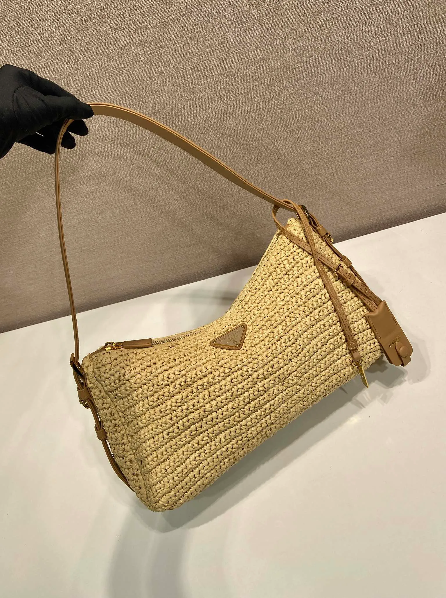 💰1560🎉New weaving🎉1BC247 large size🎉🎉 This shoulder bag is uniquely integrated with hand-woven weaving and exquisite leather details, reinterpreting the feminine silhouette of the P Aimée handbag. Textures and materials achieve a harmonious balance, sublimating the ever-changing modern shape, and the classic metal triangle logo is the finishing touch. Adjustable leather handles, detachable leather handbag accessories, large capacity space, very stylish upper body effect, a must-have for summer, get it now🎉🎉 Length 34x Height 19.5x Bottom 10cm🎉🎉🎉💰💰💰