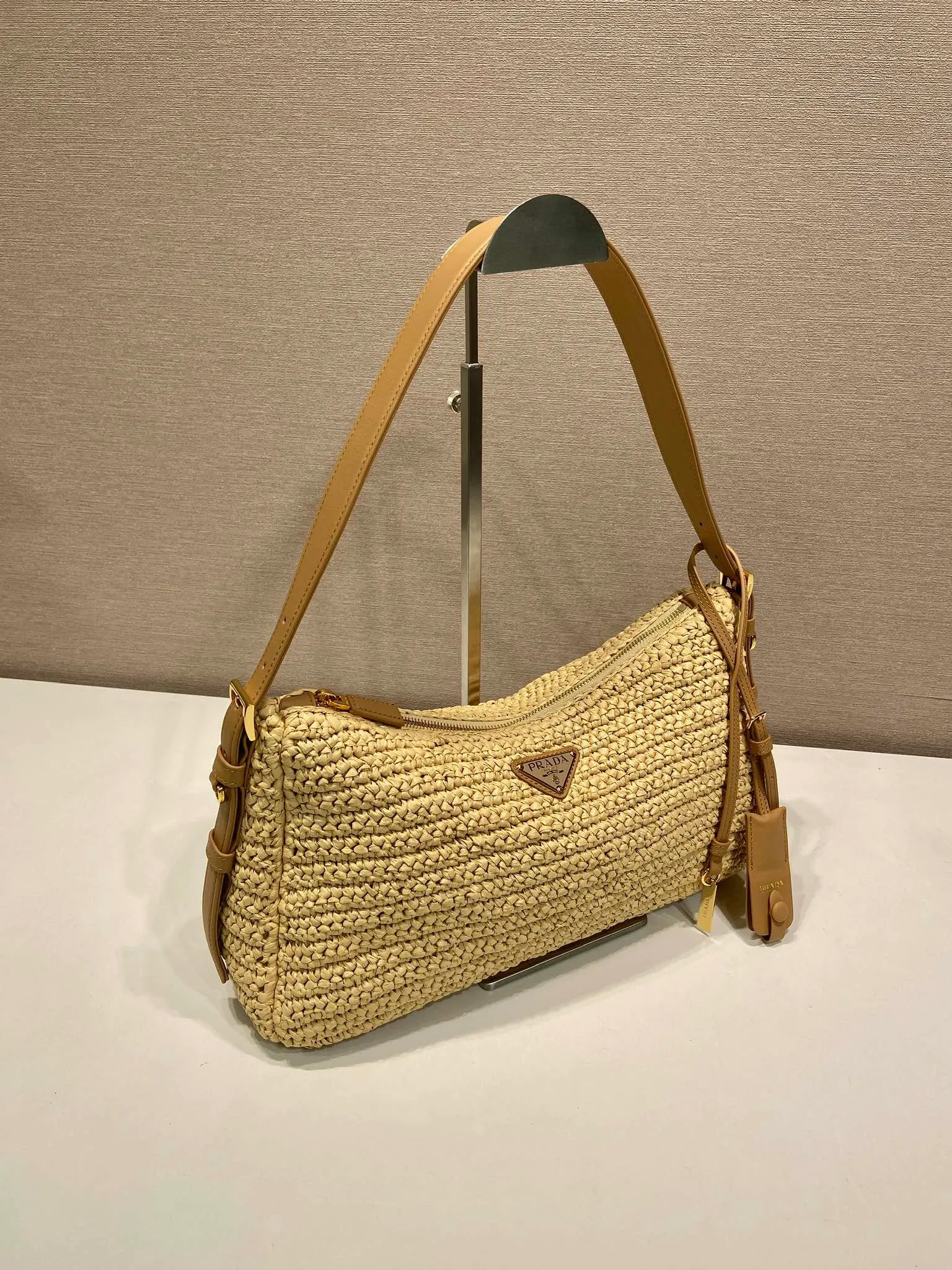 💰1560🎉New weaving🎉1BC247 large size🎉🎉 This shoulder bag is uniquely integrated with hand-woven weaving and exquisite leather details, reinterpreting the feminine silhouette of the P Aimée handbag. Textures and materials achieve a harmonious balance, sublimating the ever-changing modern shape, and the classic metal triangle logo is the finishing touch. Adjustable leather handles, detachable leather handbag accessories, large capacity space, very stylish upper body effect, a must-have for summer, get it now🎉🎉 Length 34x Height 19.5x Bottom 10cm🎉🎉🎉💰💰💰