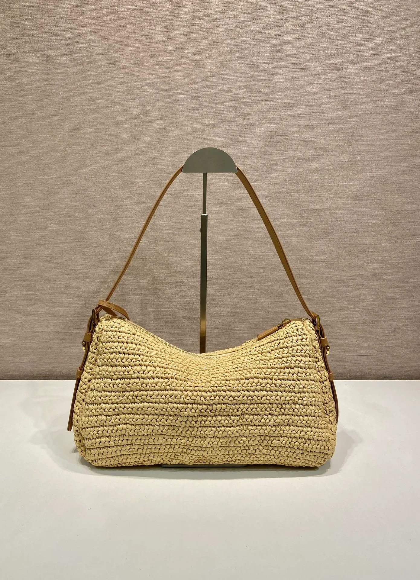 💰1560🎉New weaving🎉1BC247 large size🎉🎉 This shoulder bag is uniquely integrated with hand-woven weaving and exquisite leather details, reinterpreting the feminine silhouette of the P Aimée handbag. Textures and materials achieve a harmonious balance, sublimating the ever-changing modern shape, and the classic metal triangle logo is the finishing touch. Adjustable leather handles, detachable leather handbag accessories, large capacity space, very stylish upper body effect, a must-have for summer, get it now🎉🎉 Length 34x Height 19.5x Bottom 10cm🎉🎉🎉💰💰💰