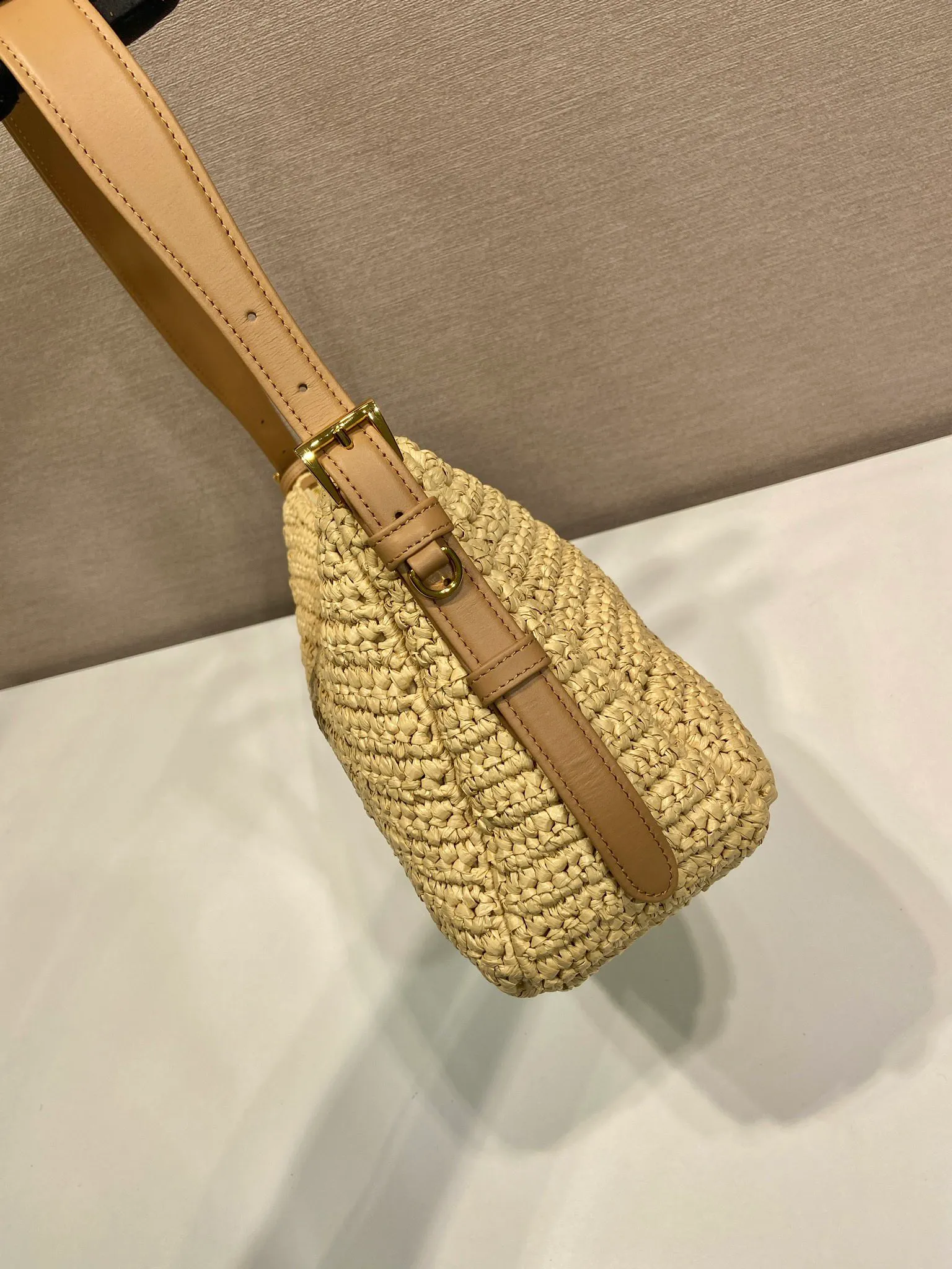 💰1560🎉New weaving🎉1BC247 large size🎉🎉 This shoulder bag is uniquely integrated with hand-woven weaving and exquisite leather details, reinterpreting the feminine silhouette of the P Aimée handbag. Textures and materials achieve a harmonious balance, sublimating the ever-changing modern shape, and the classic metal triangle logo is the finishing touch. Adjustable leather handles, detachable leather handbag accessories, large capacity space, very stylish upper body effect, a must-have for summer, get it now🎉🎉 Length 34x Height 19.5x Bottom 10cm🎉🎉🎉💰💰💰