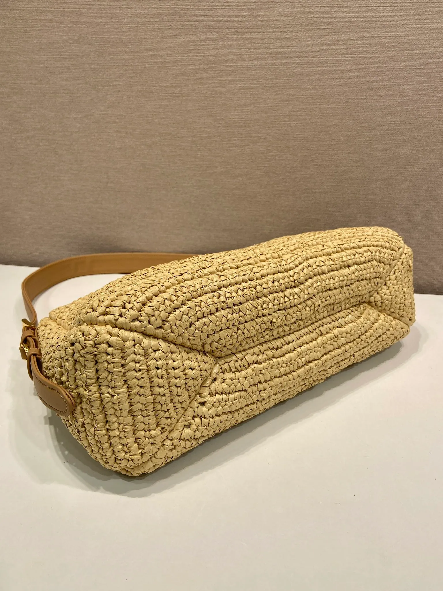 💰1560🎉New weaving🎉1BC247 large size🎉🎉 This shoulder bag is uniquely integrated with hand-woven weaving and exquisite leather details, reinterpreting the feminine silhouette of the P Aimée handbag. Textures and materials achieve a harmonious balance, sublimating the ever-changing modern shape, and the classic metal triangle logo is the finishing touch. Adjustable leather handles, detachable leather handbag accessories, large capacity space, very stylish upper body effect, a must-have for summer, get it now🎉🎉 Length 34x Height 19.5x Bottom 10cm🎉🎉🎉💰💰💰