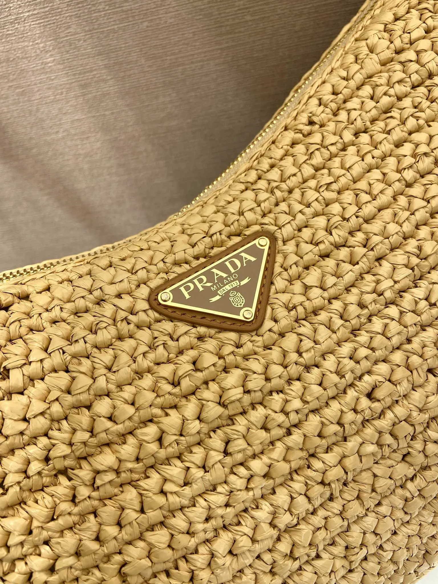 💰1560🎉New weaving🎉1BC247 large size🎉🎉 This shoulder bag is uniquely integrated with hand-woven weaving and exquisite leather details, reinterpreting the feminine silhouette of the P Aimée handbag. Textures and materials achieve a harmonious balance, sublimating the ever-changing modern shape, and the classic metal triangle logo is the finishing touch. Adjustable leather handles, detachable leather handbag accessories, large capacity space, very stylish upper body effect, a must-have for summer, get it now🎉🎉 Length 34x Height 19.5x Bottom 10cm🎉🎉🎉💰💰💰
