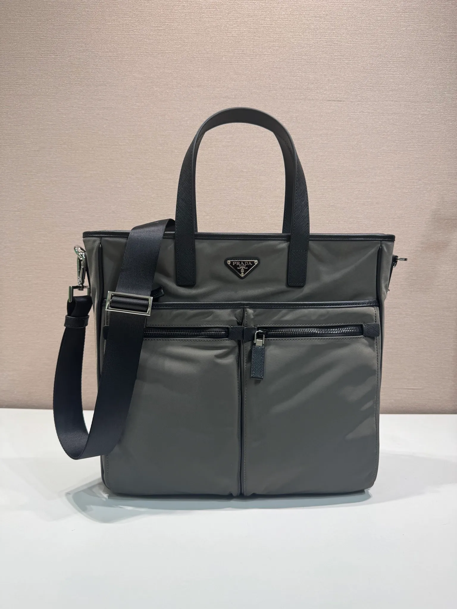 💰1200, P family's new men's bag, 2VG860 new color🎉🎉 This tote bag is made of parachute fabric, top quality, top hardware, many compartments, a must-have for men, length 34x height 34.5cmX7cm, 💪💪💪💰💰💰