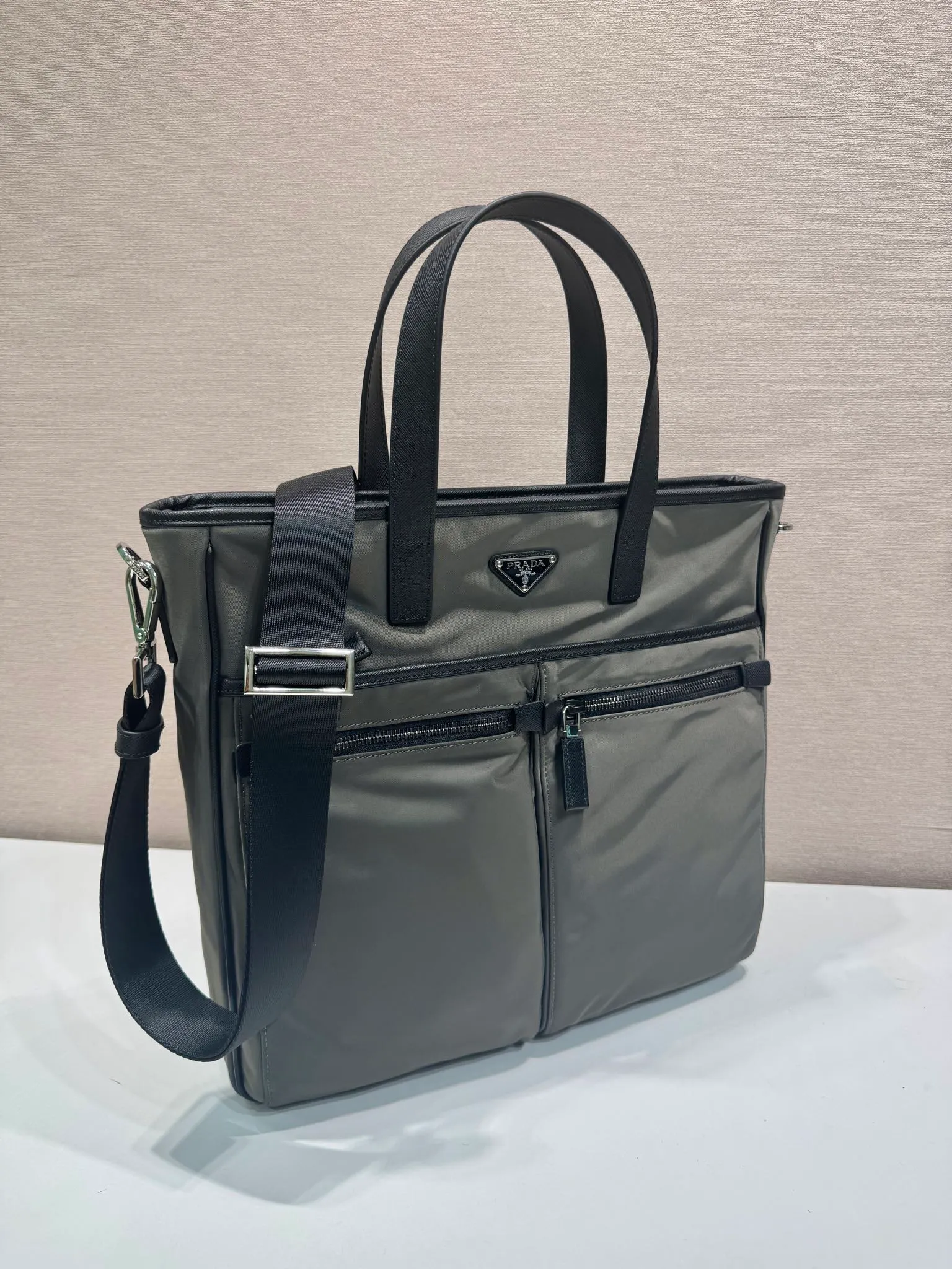 💰1200, P family's new men's bag, 2VG860 new color🎉🎉 This tote bag is made of parachute fabric, top quality, top hardware, many compartments, a must-have for men, length 34x height 34.5cmX7cm, 💪💪💪💰💰💰