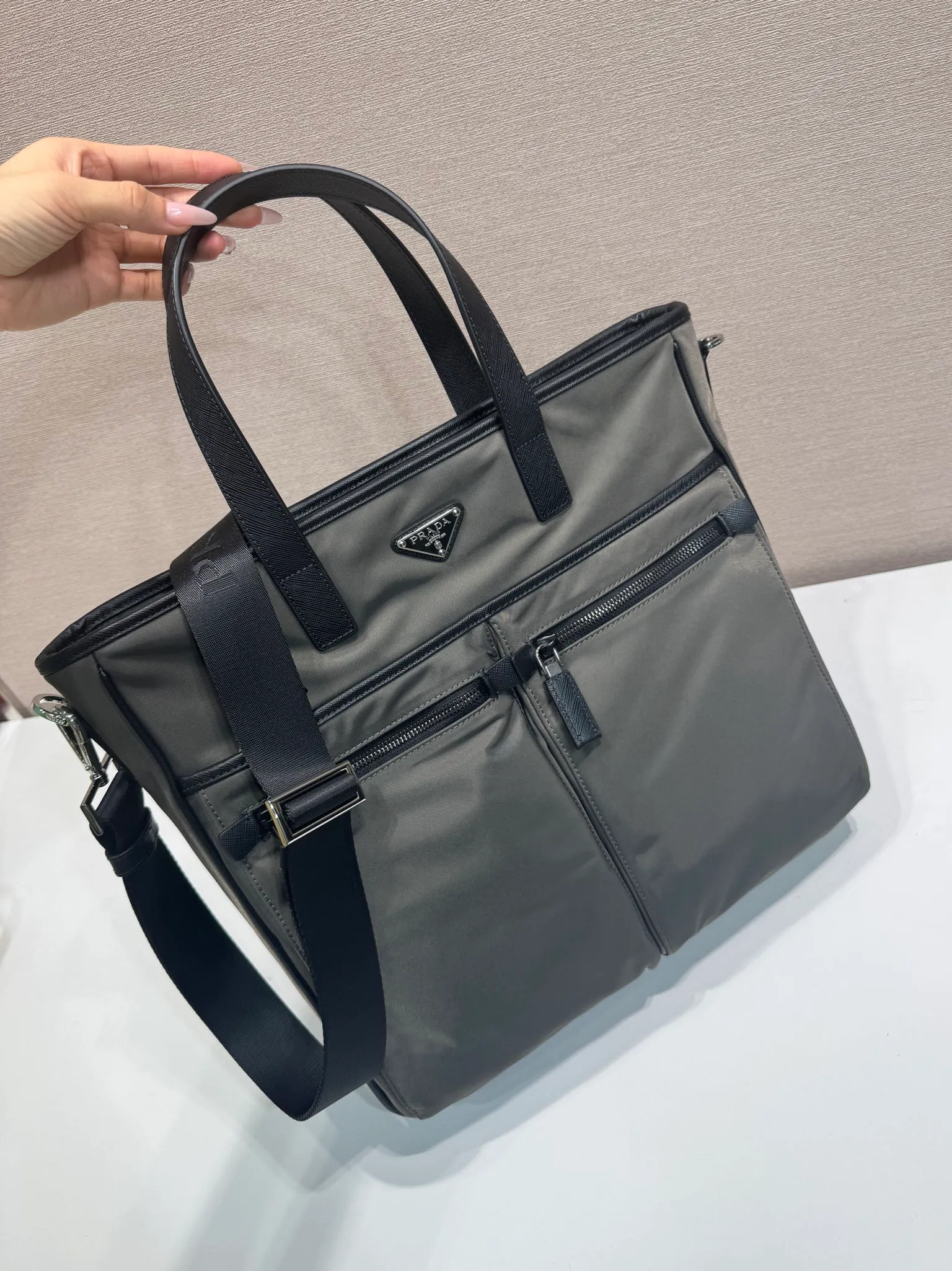 💰1200, P family's new men's bag, 2VG860 new color🎉🎉 This tote bag is made of parachute fabric, top quality, top hardware, many compartments, a must-have for men, length 34x height 34.5cmX7cm, 💪💪💪💰💰💰