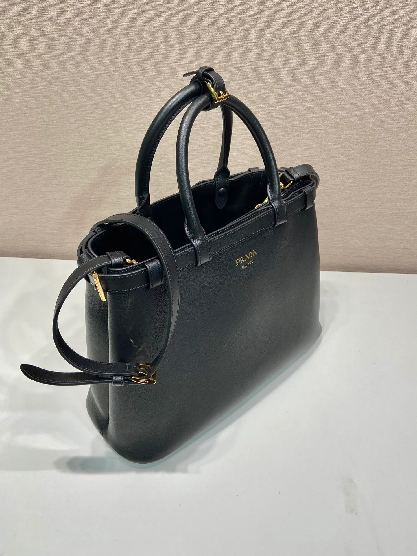 💰2040🎉New product🎉1BA417 large🎉🎉 This handbag is made of imported calfskin, with imported soft sheepskin interior. It has a three-compartment design and a detachable/adjustable long shoulder strap. It has a modern and simple style and incorporates exquisite and delicate details. Simple and elegant, fashionable and practical, it is an eternal hit. Baby, hurry up and get it🎉🎉 Length 35x Height 25x Bottom 14cm🎉🎉🎉👏👏👏